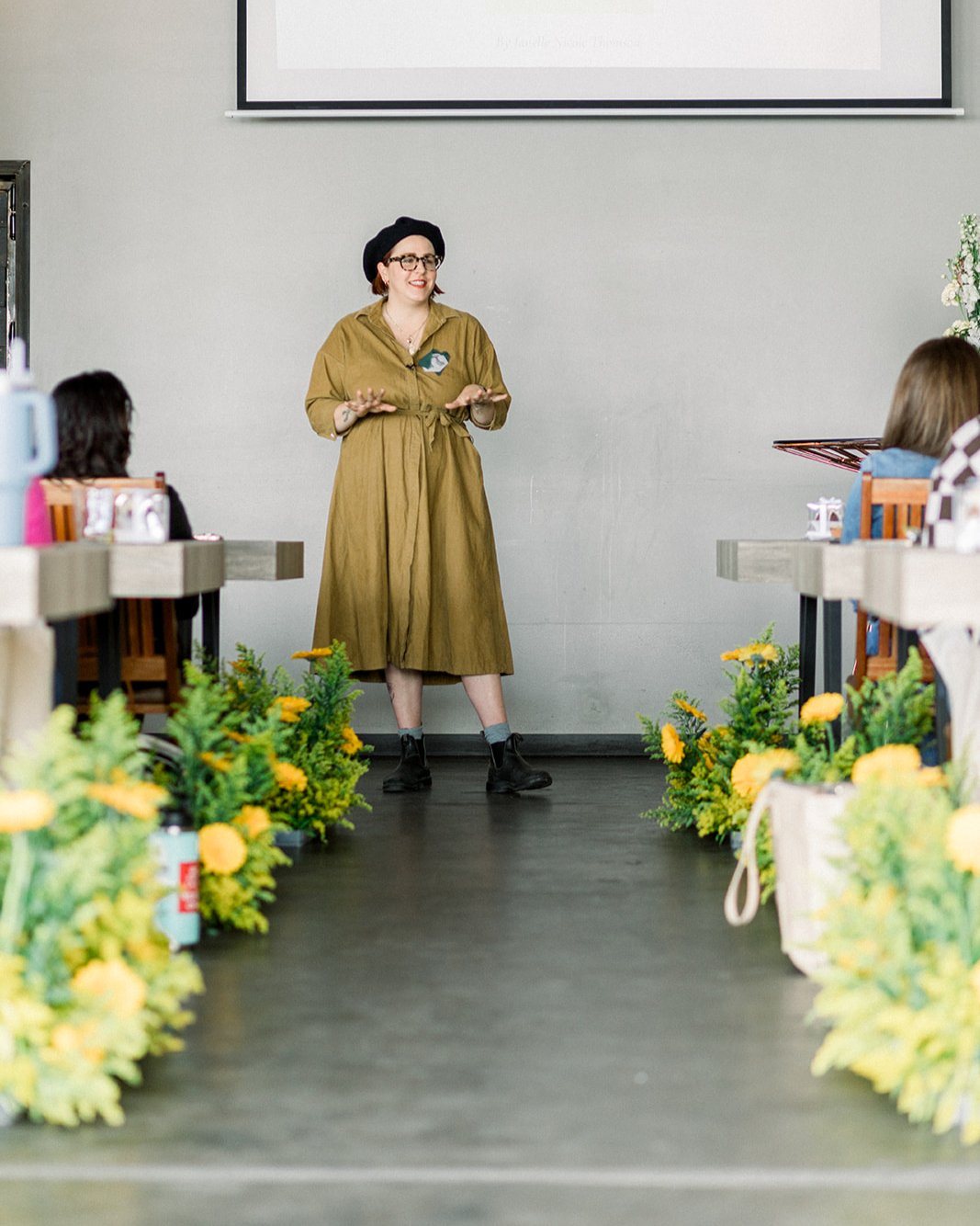 We loved bringing @lavendersflowers and @tonoandco in to the 2023 workshop! Janelle had so many insightful things to share and then she took us back-to-the-basics with a bouquet session. Our attendees started with chopsticks, then moved on to carnati