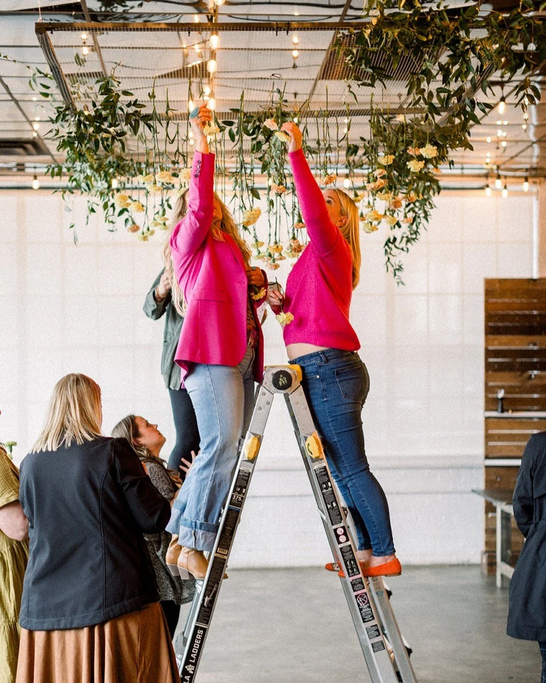 Teamwork! At Lunaria, we work together to make beauty - just as you would as a freelancer on a team, or on your own team of employees and freelancers. ⠀⠀⠀⠀⠀⠀⠀⠀⠀
⠀⠀⠀⠀⠀⠀⠀⠀⠀
#flowerworkshop #floralworkshop #denverflowerworkshop #coloradoflowerworkshop #