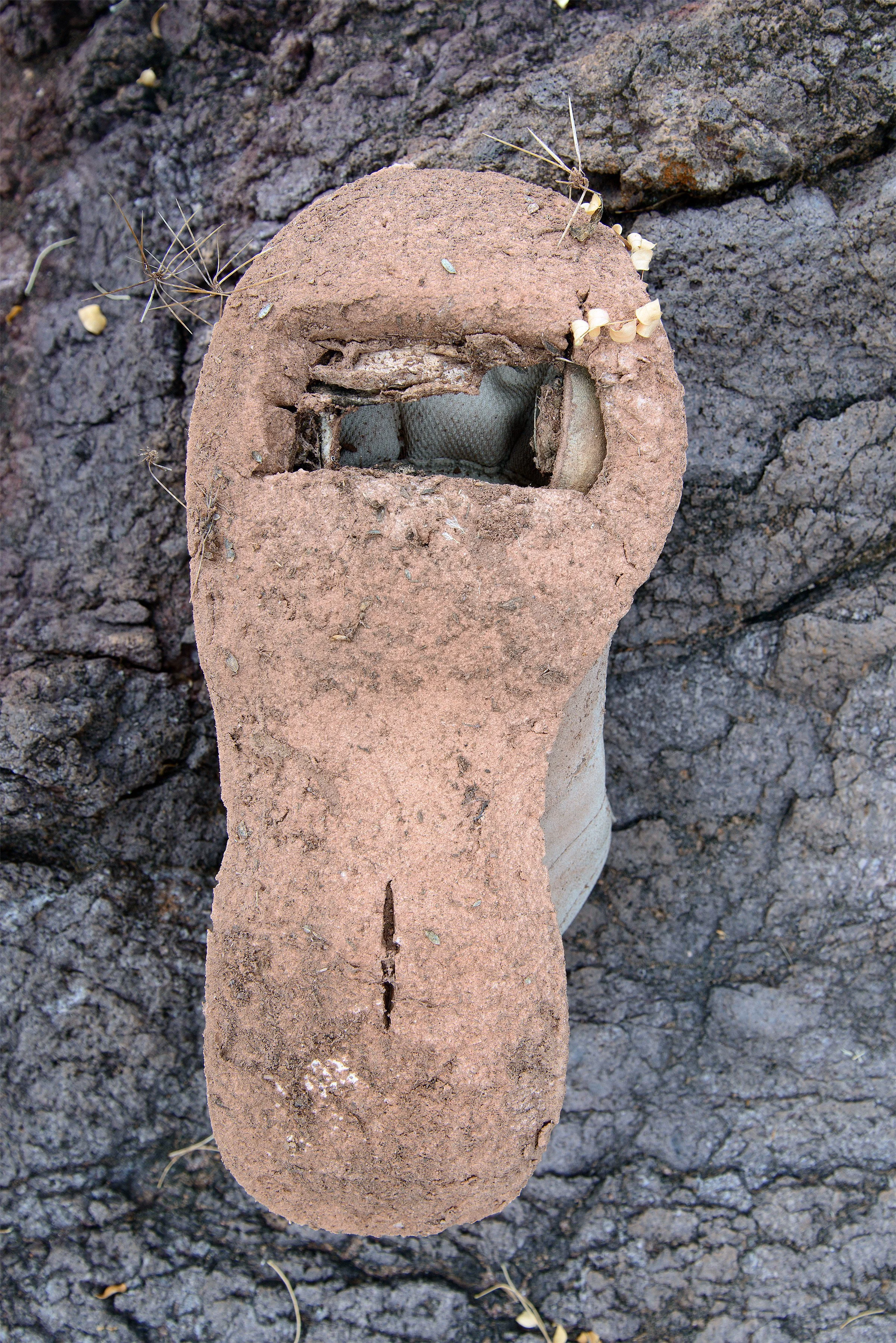  Migrants cut holes in their shoes to alleviate the pain of walking for many days. 