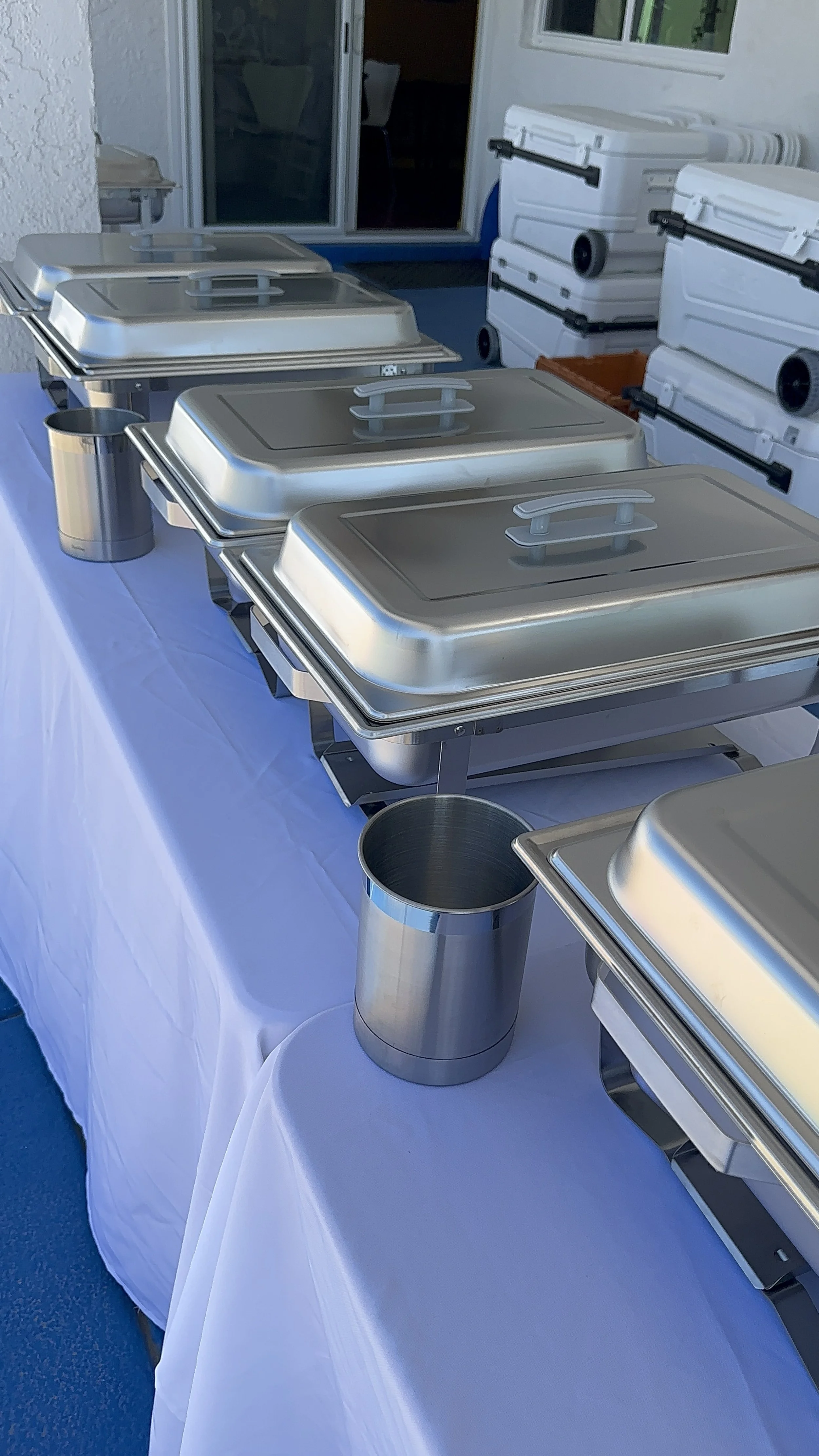 Professional 8qt stainless steel catering chafer with fuel holders - high-capacity food warming party rentals for buffets, weddings, and large event catering services