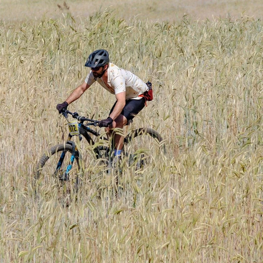 Two ways to experience the sea of Foxtail Barley 🌾

One day you&rsquo;re running through it.
Another day you&rsquo;re riding right down the middle of it.

Our friend Mike showing exactly what the Coldwater Classic is all about: the same wild course,