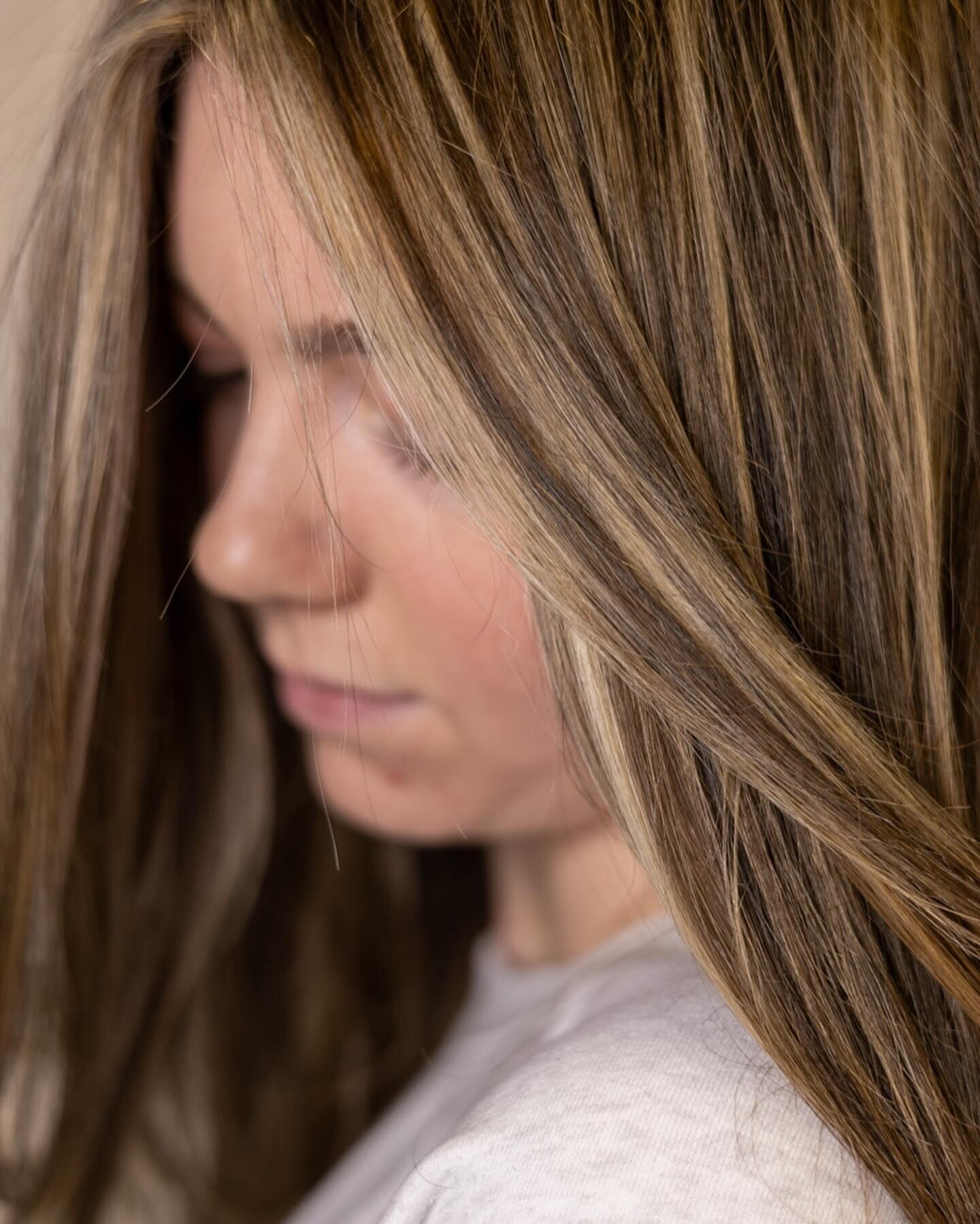 A dose of sunshine for this brunette 🌻 blonde really doesn&rsquo;t have to be all over, adding a little dimension does wonders. 

Cut and color by Taylor using @paulmitchellpro and @olaplex 

.
.
.
#misfitconcepts #paulmitchell #paulmitchellpro #pau