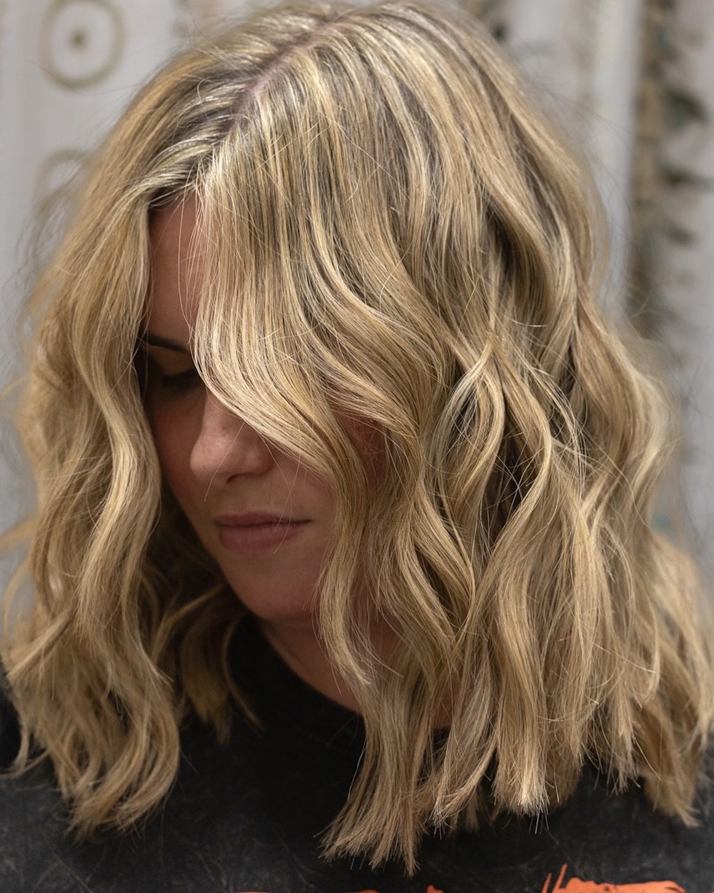 Fresh blonde by @arianawordhair 🤙

Most of our blonde guests return every 3ish months to keep their hair bright but have minimal risk of overlap and breakage. We need your hair to grow out some so we have room for a great application! Edie gets a fu