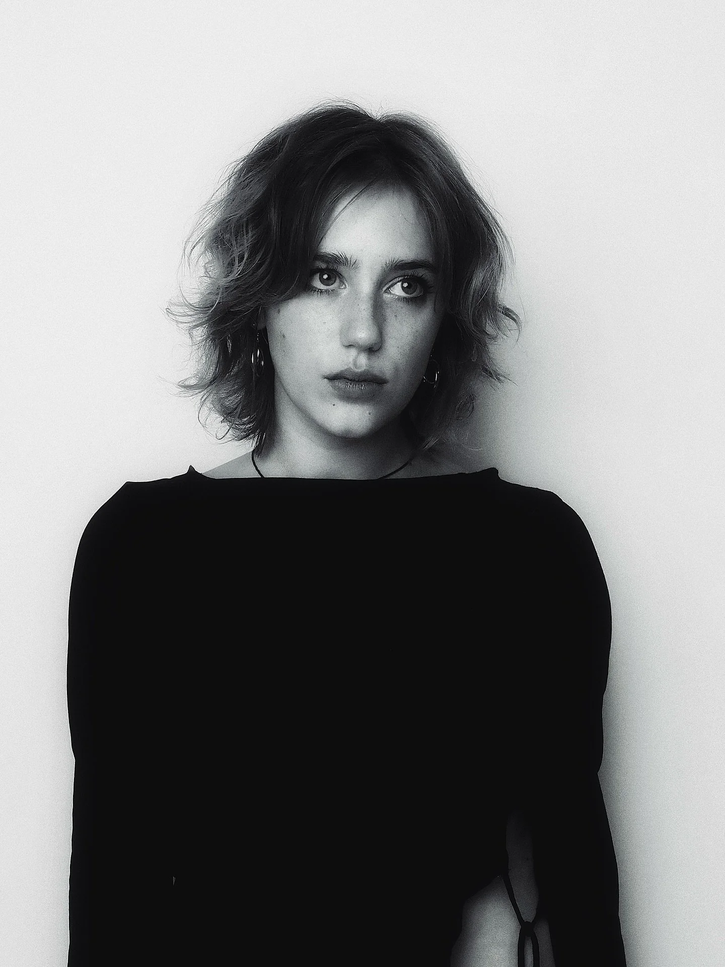 ENGLA LI

Med en r&ouml;st som b&auml;r lika mycket kraft som s&aring;rbarhet tar Engla Li oss rakt in i sitt musikaliska universum. Den 21-&aring;riga l&aring;tskrivaren och s&aring;ngerskan skapar dr&ouml;msk indiepop d&auml;r varje ord k&auml;nns 