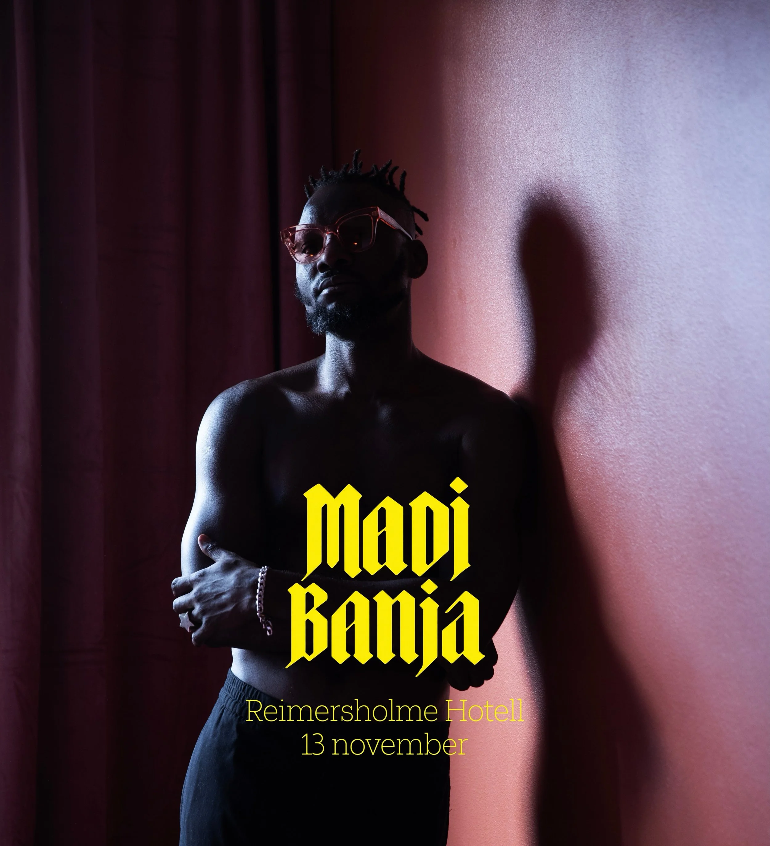 Madi Banja har sedan genombrottet med &rdquo;Inga problem&rdquo; 2014 etablerat sig som en av Sveriges mest s&auml;rpr&auml;glade r&ouml;ster inom hiphop och R&amp;B. Debut-EP Det var inte meningen bel&ouml;nades med tv&aring; P3 Guld-nomineringar oc