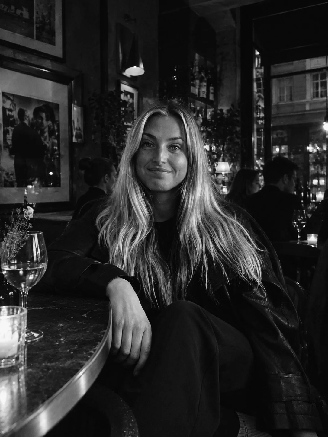 EMMA SM&Aring;TT HELLSTR&Ouml;M - Agent

Musiken har alltid varit ett hem f&ouml;r Emma. Den har levt inom henne s&aring; l&auml;nge hon kan minnas och varit ett sj&auml;lvklart s&auml;tt att uttrycka sig, k&auml;nna och skapa. Att arbeta med musik h