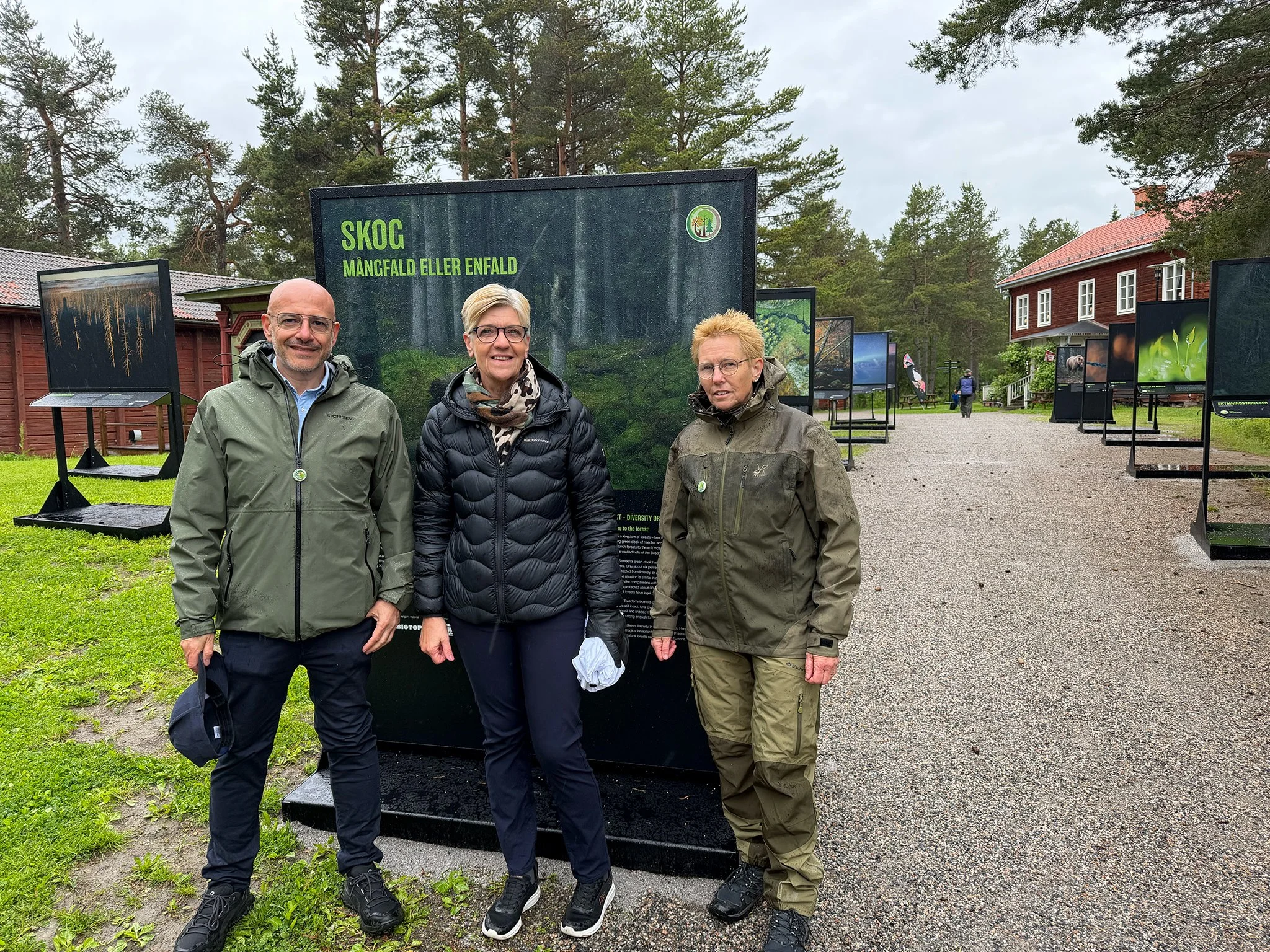 Invigning Sundsvall, från vänster till höger: Bilal Chebaro (projektledare Skog - mångfald eler enfald, Naturfotograferna), Arianne Sundman (Kommunfullmäktiges ordförande, Sundsvall), Annette Seldén (ordförande, Naturfotograferna). 