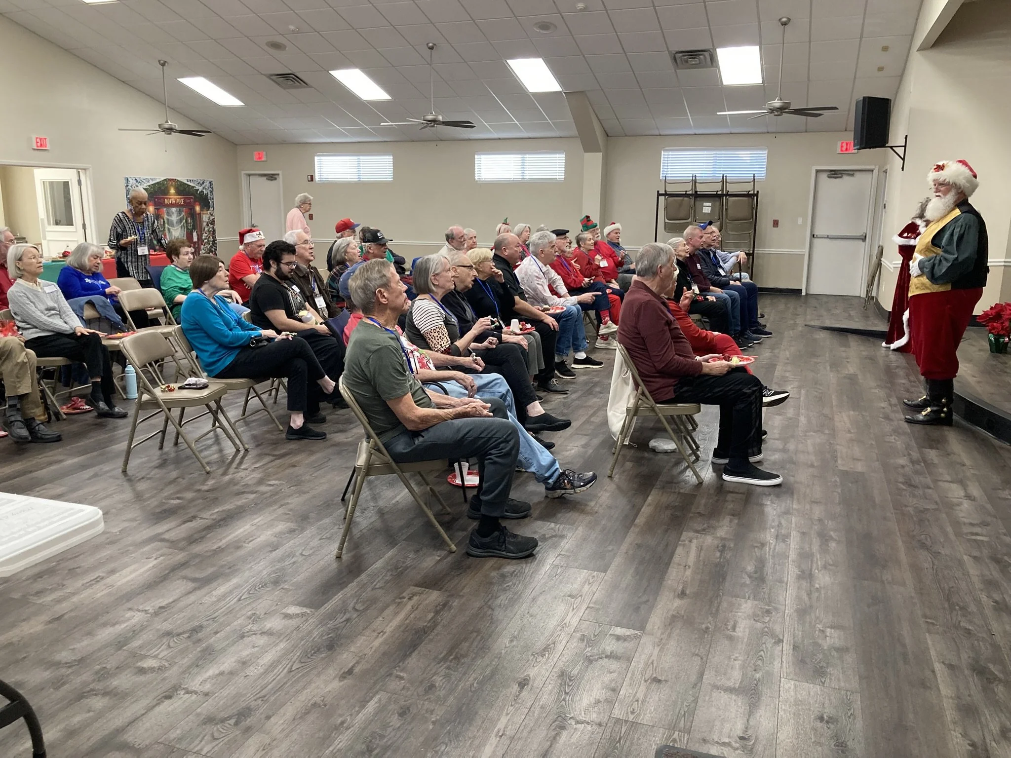 20251218 - Santa Claus in front of the crowd