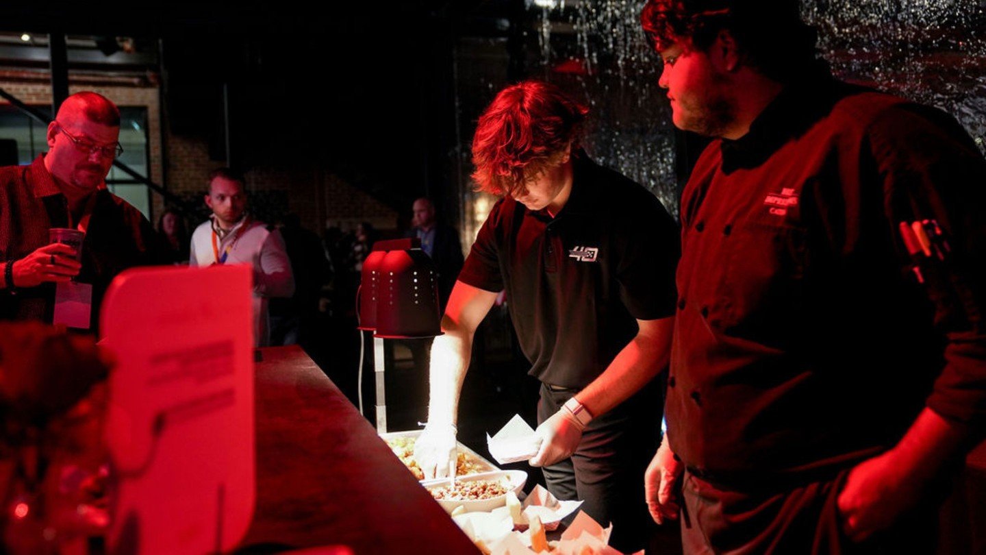From specialty composed plates to signature drinks, every element was designed to complement the unique ambiance of the #TeamHendrick evening. Custom branded cups and napkins added the perfect touch to the food and beverage portion of the evening. 🍽