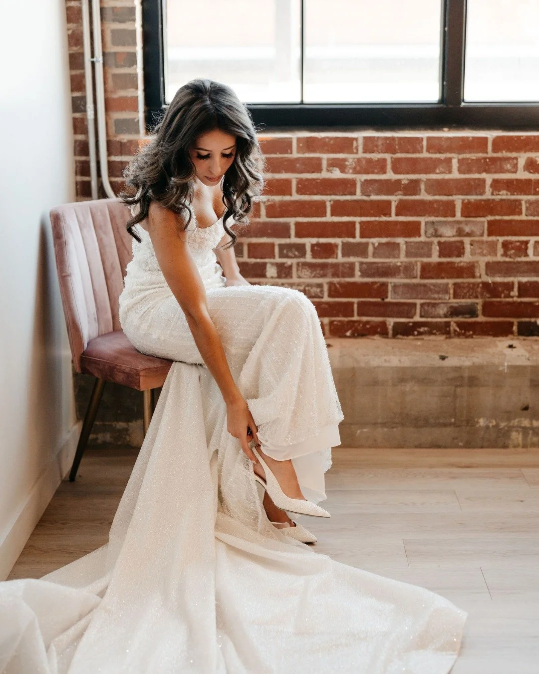 The quiet moments before the "I do." 🥂 From the delicate details of the dress to the final look in the mirror, our bridal suite was designed for these exact memories. There is nothing quite like the energy in this room right before the wal