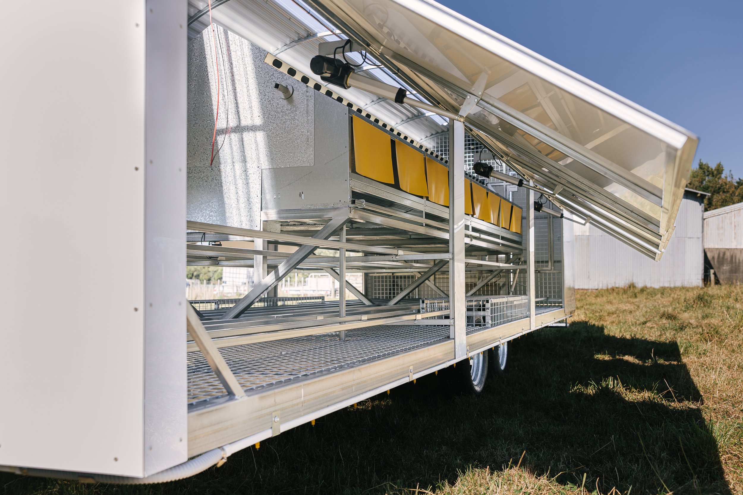 PPE600 Side view automatic doors and nesting box