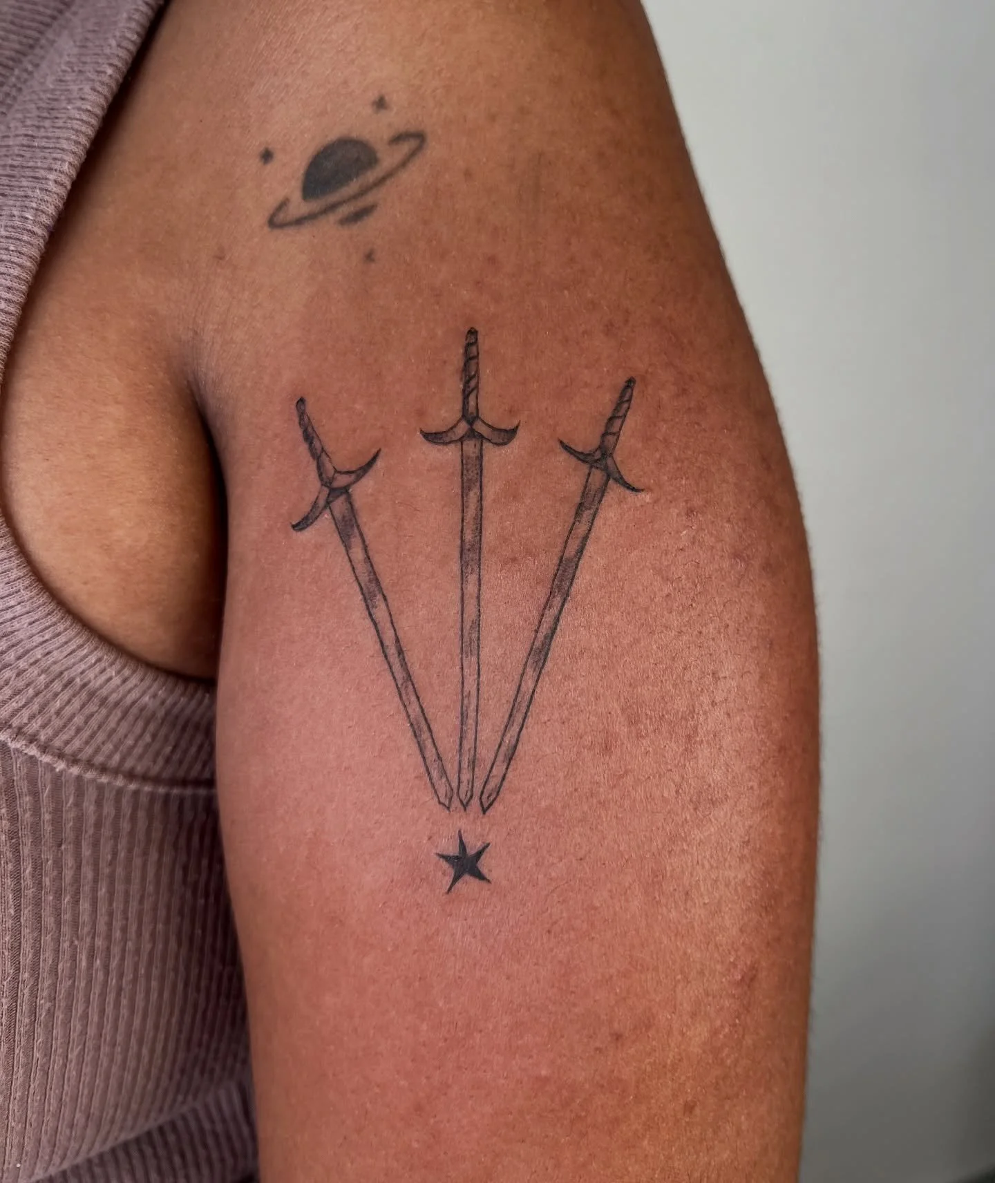 A moment for this one 🙆&zwj;♀️🤸🐟
-
-
-
-
#nyctattoo #tattoos #queer #bkj #fineline