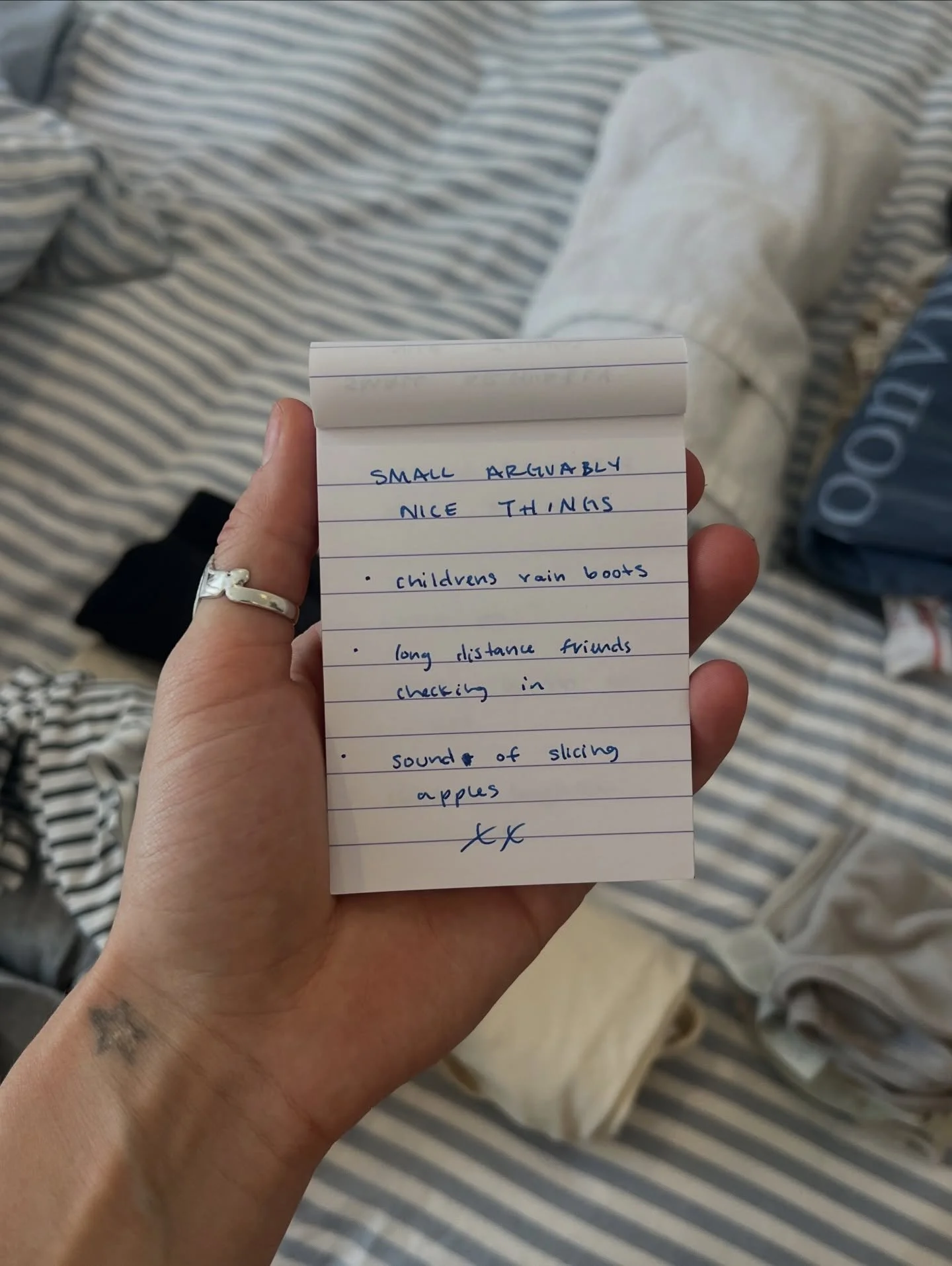 haven&rsquo;t shared one of these in a sec but here are some small arguably nice things &hellip; 

🌟 children&rsquo;s rain boots
🌟 long distance friends checking in 
🌟 the sound of slicing apples 

that&rsquo;s it that&rsquo;s all MUAH