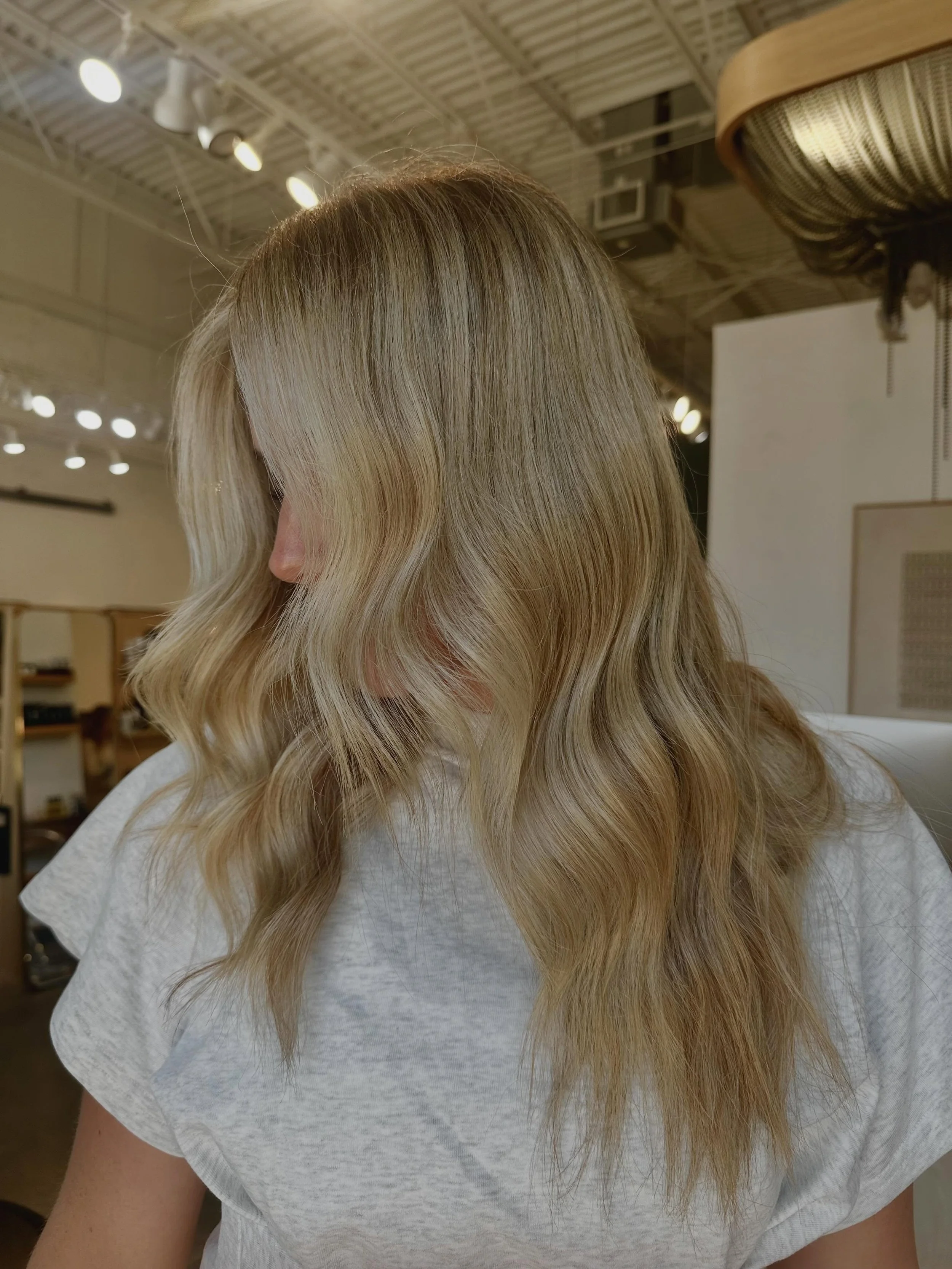 Sun kissed and summer ready☀️ This bright dimensional blonde was crafted by the amazing @hairbyelliefranke 

Ellie is now booking clients Mondays at our Northeast location and Fridays at our Nicollet location!
Book now through the link in bio, or giv