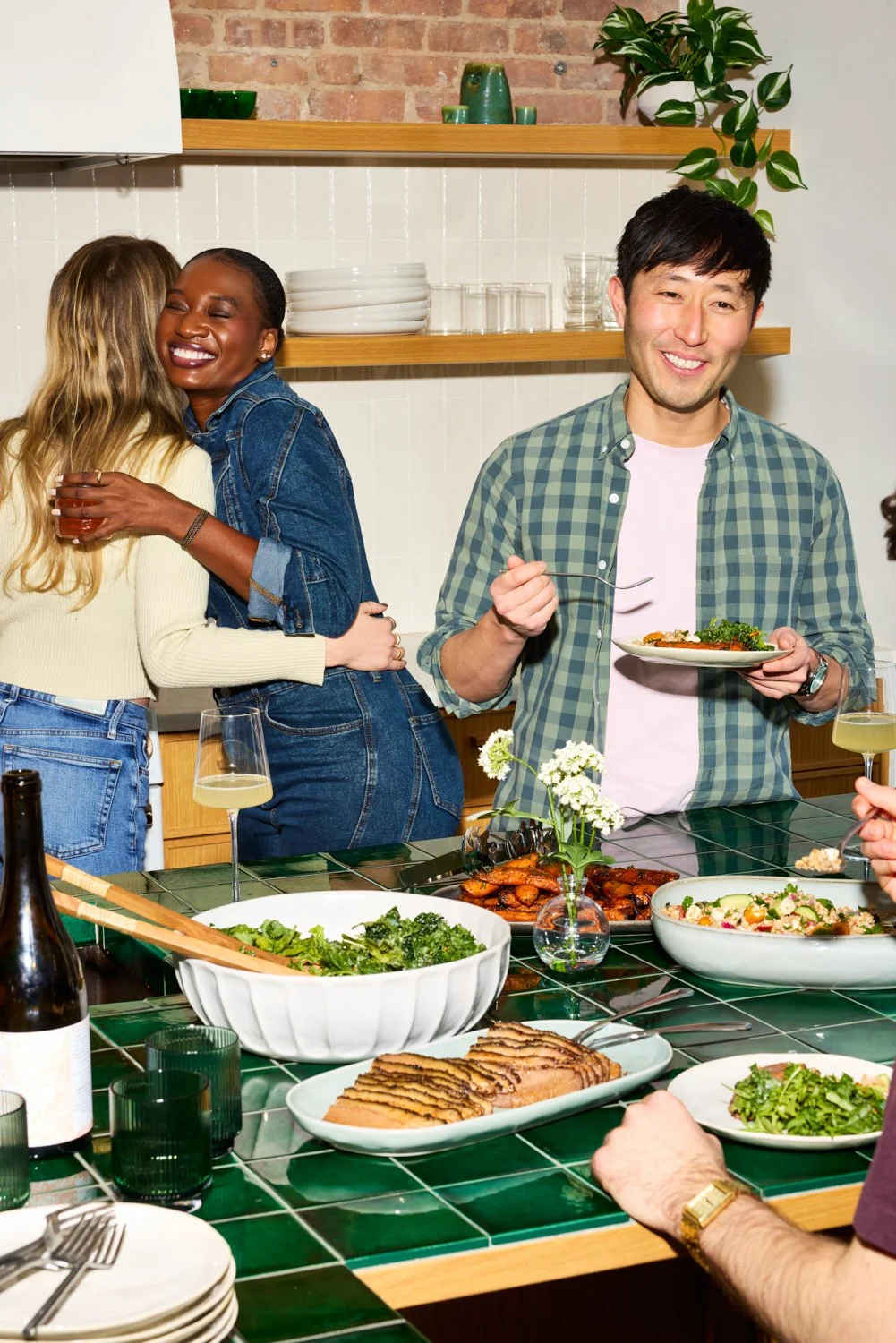 Candid lifestyle photography: friends having dinner in the kitchen by Tara Donne, photographer & director working in NYC & LA