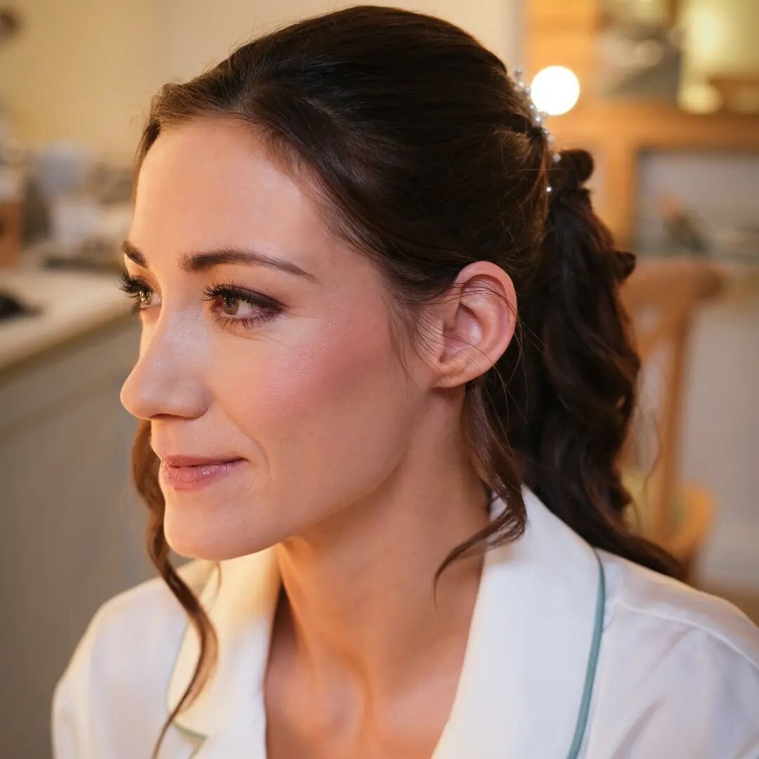 RADIANT BRIDE
Gorgeous Samantha, fresh faced and ready to have the best day ever 🍾
.
Hair by my wonderful friend @wildrosebridalhair 
At @millbridgecourt in their fabulously spacious loft room.
.
#bluevanillabeauty #kerryregan #radiantbridalmakeup #