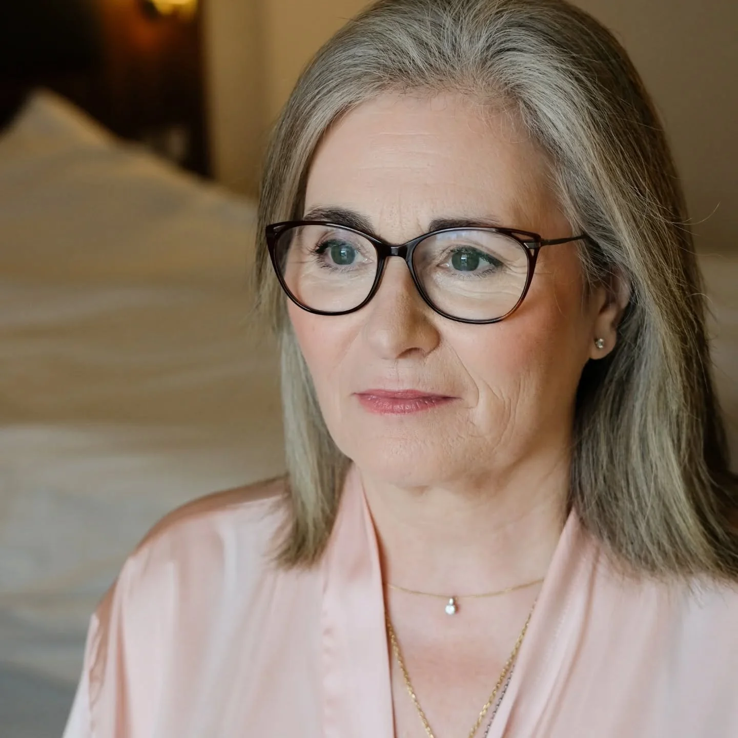 MAKE UP FOR GLASSES
Glasses frame the eyes beautifully, I like to make sure the lashline is defined and a subtle highlight on the inner corner of the eyes helps to brighten.
.
#bluevanillabeauty #kerryregan #motherofgroommakeup #surreymakeupartist #w