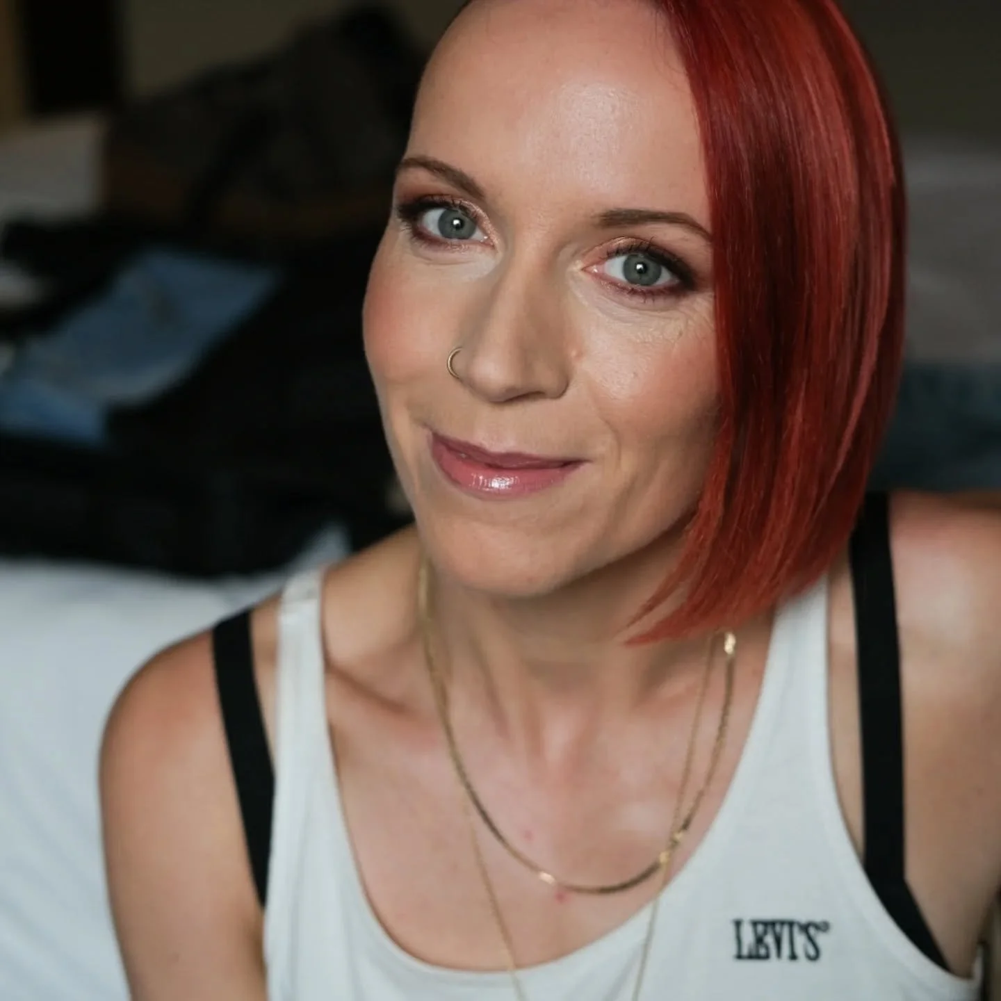 COLOURS TO ENHANCE
The lovely Ali was visiting from the West country a couple of weeks ago for a fitness photoshoot.  I loved picking up the rich coppers and reds in Ali's eye make up to compliment her hair colour.  Warm peach blush and bronzer helps