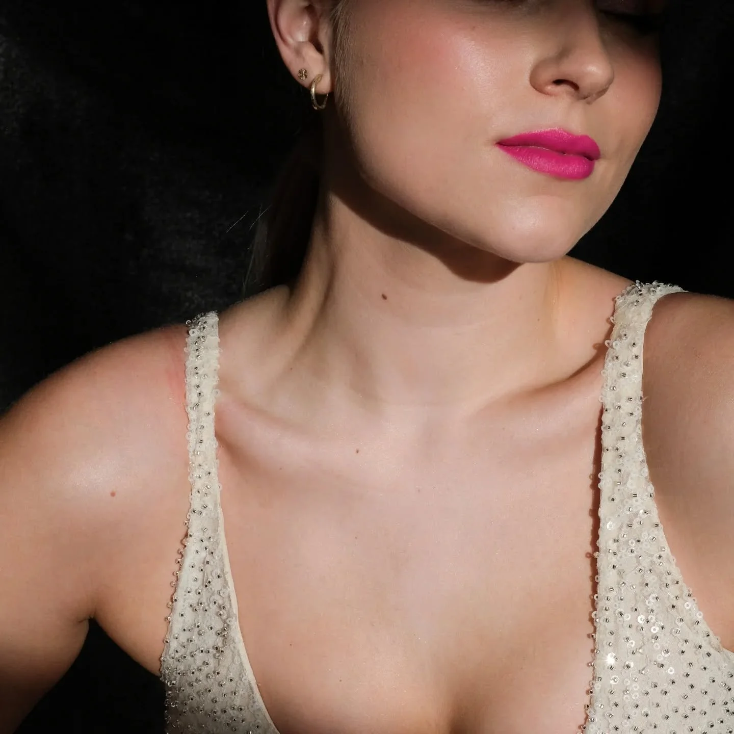 WINTER CALLS FOR COLOUR
may as well make it a fuchsia lip.
.
#weybridgemakeupartist