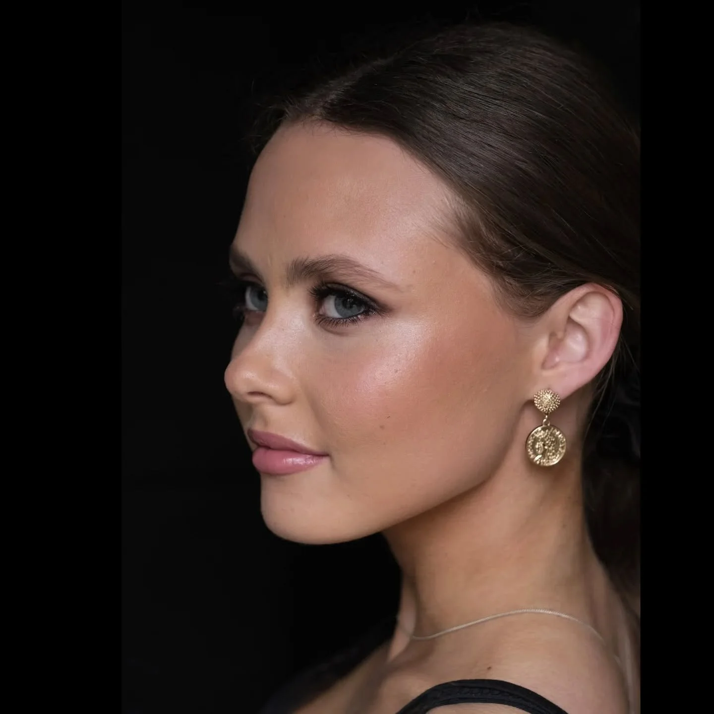 GOLDEN GLAM TRANSFORMATION 
I had a clear vision for this look and it came out even better than I hoped.
Save this as inspo for a holiday make-up look!
.
#goldenglam #weybridgemakeupartist #surreyprommakeup #surreymakeupartist #surreywedding