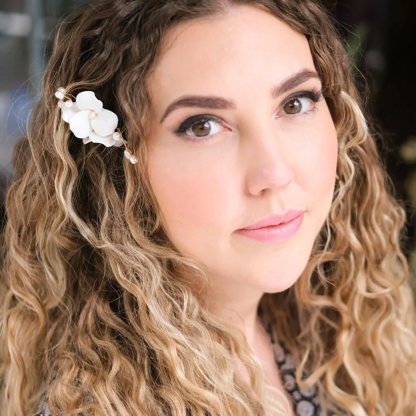 FRESH LOOKING SKIN
@jadeandjake_  Jade had wonderful skin which I enhanced with light cover foundation and a peachy glow with @stilauk convertible colour creme blush.
.
Hair by @hairbybeccytaylor 
.
#springbride #surreymakeupartist #bluevanillabeauty