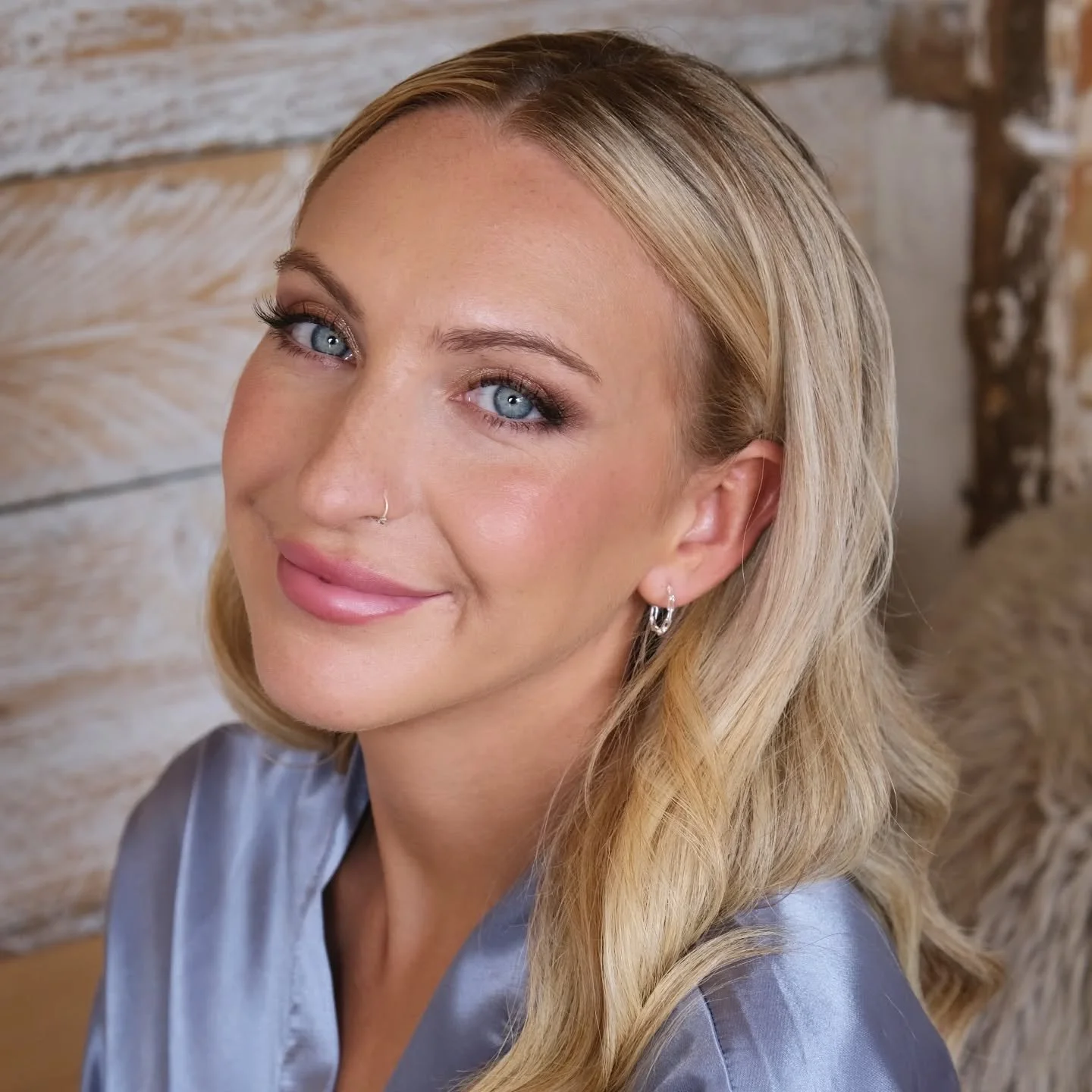BLUE EYES
coppers and golden browns look great on blue eyes, enhanced further with some extra lashes to add depth.
.
#bluevanillabeauty
#surreymua #weybridgemakeupartist #silchesterfarm #silchesterfarmwedding
