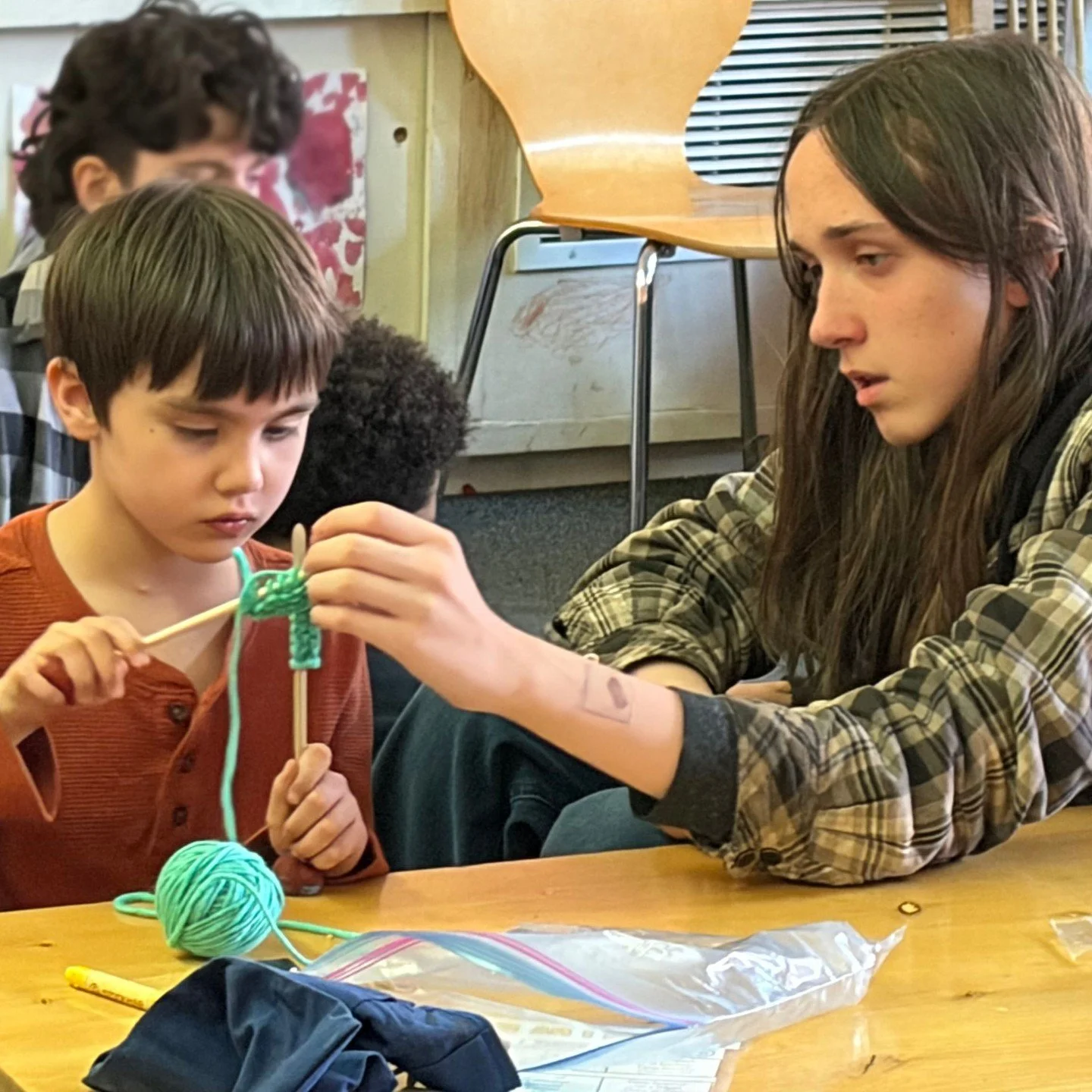 🧶 Our 8th graders serve as buddy class mentors for both 1st grade classes. 

Recently, they visited on the first day of knitting to lend a helping hand and share their experience. Many of these 8th graders began their own knitting journeys at Mounta