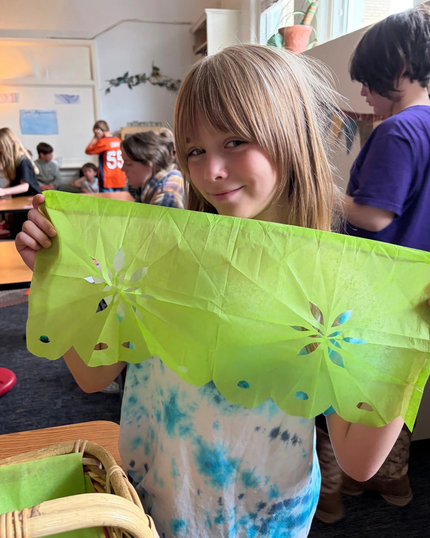 &iexcl;Ay&uacute;danos a dar vida al D&iacute;a de los Ancestros!

Nuestras clases han estado creando flores de cempas&uacute;chil de papel, mariposas, canciones y otras manualidades para honrar a nuestros seres queridos en nuestro altar comunitario.