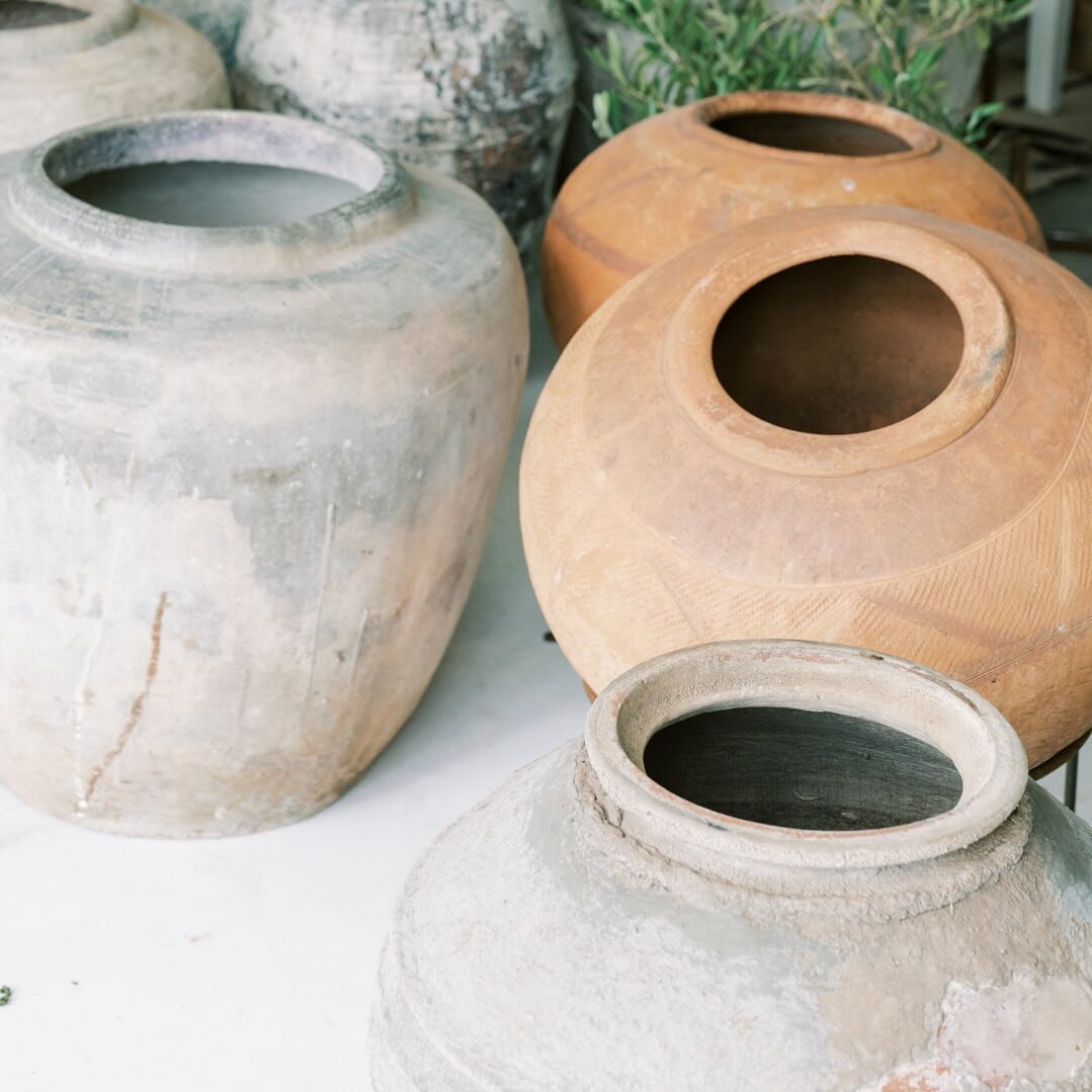 These vessels celebrate and preserve artisan handcraft traditions around the world. Paired together or alone, they have a rustic, warm finish which adds character to any environment. Shop with us at @terre_ame ✨