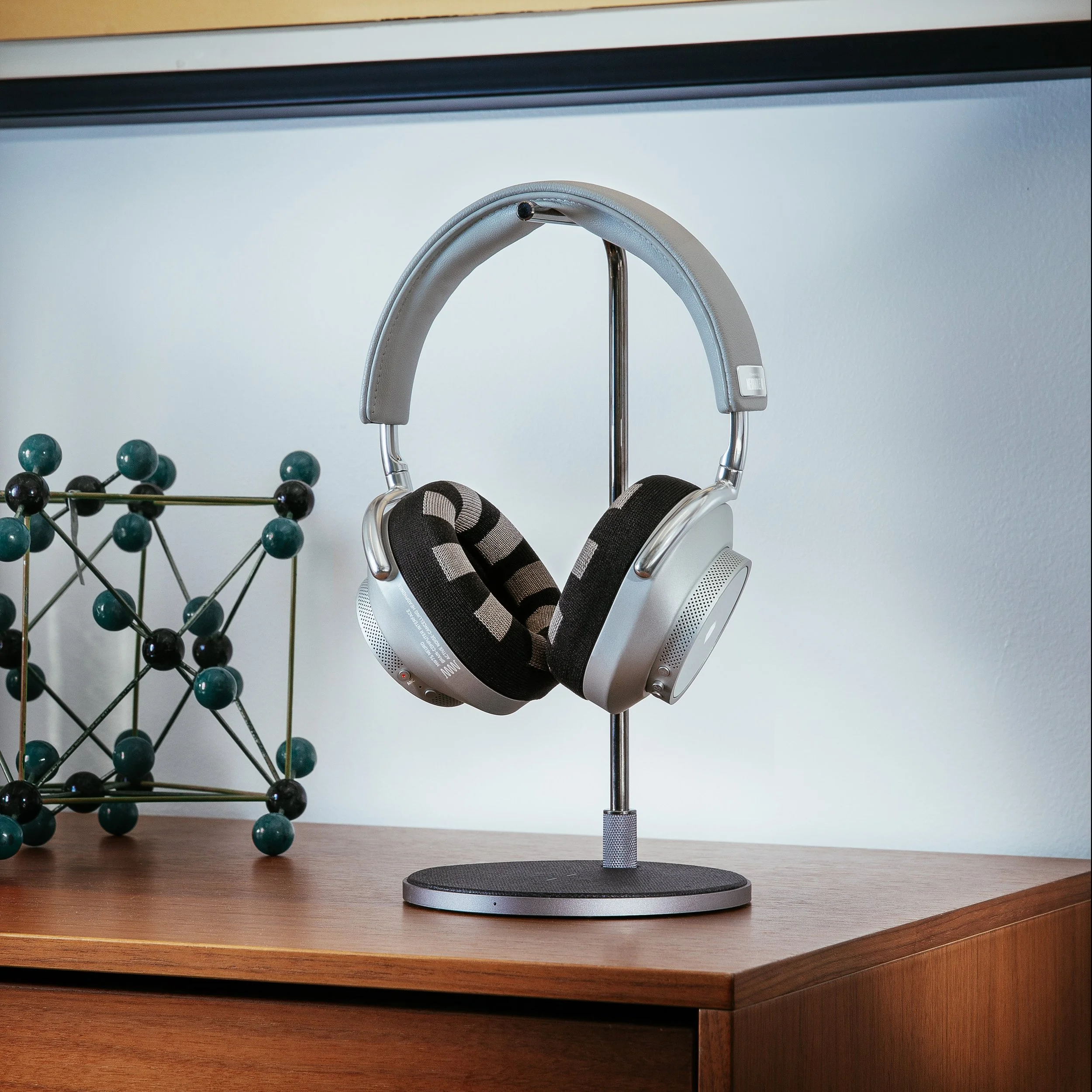 MW75_Neurable_Silver_stand.jpg