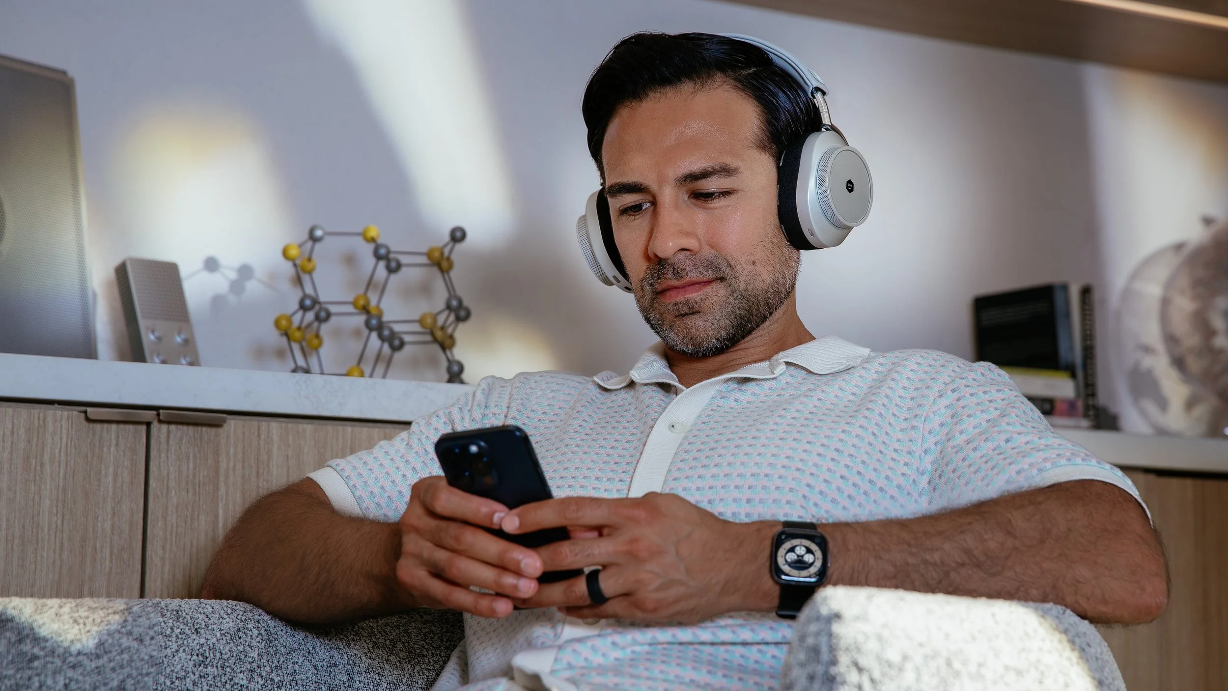 MW75_Neurable_living_phone.jpg