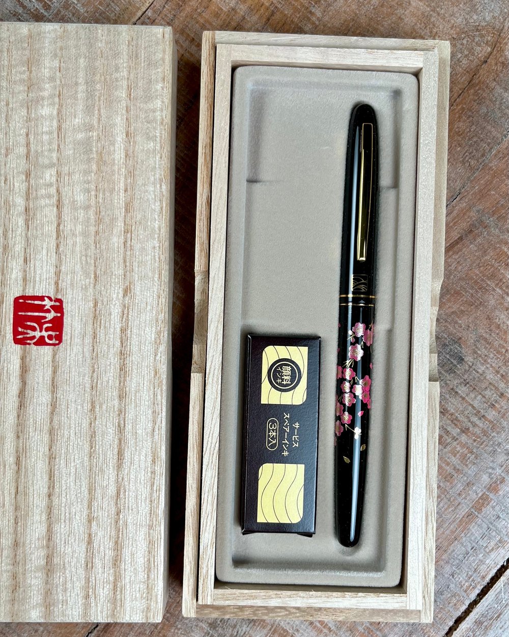 Kuretake Brush Pen Fountain Pen Makie Red Fuji Black Axis Wiht Box