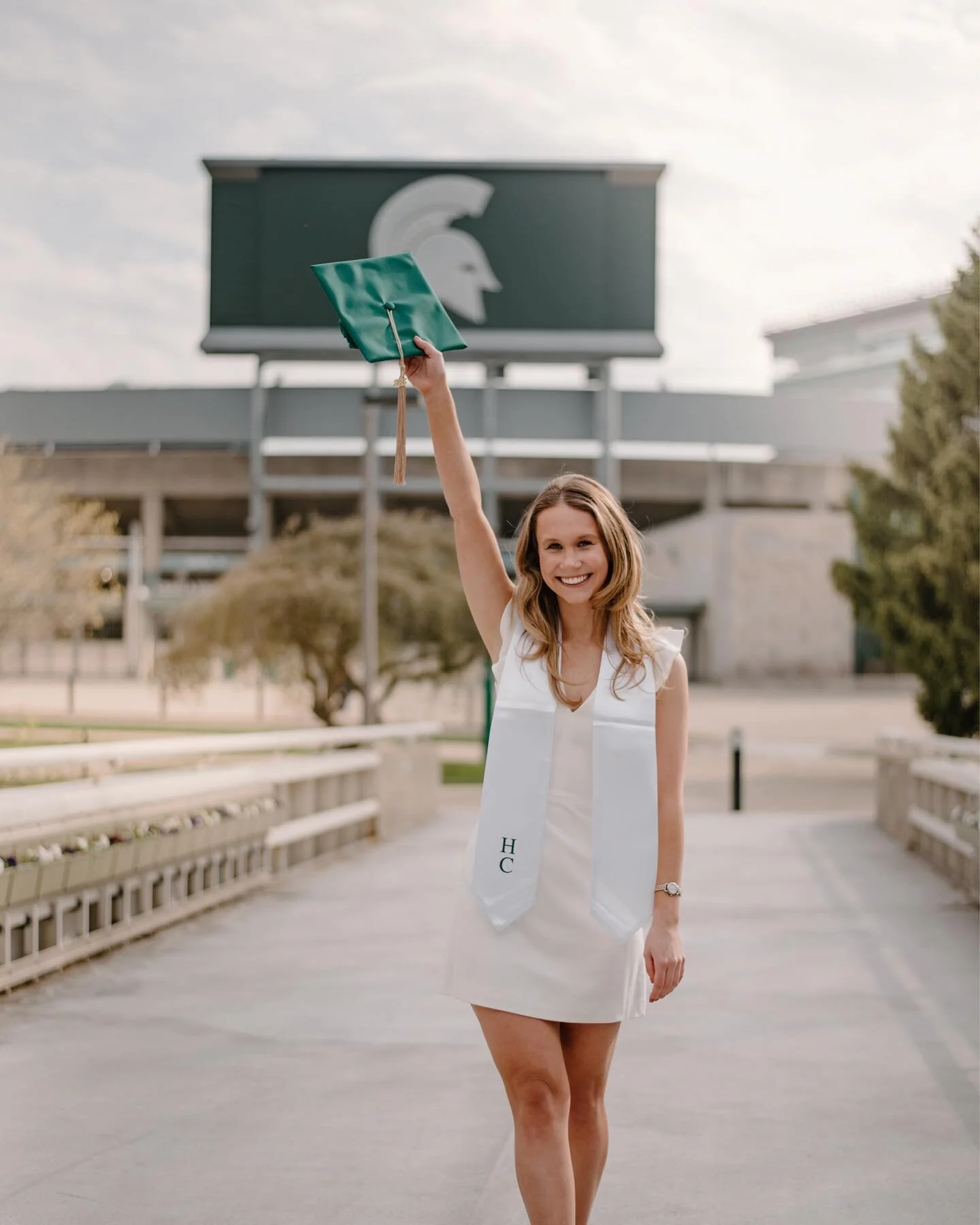 💚🤍 Maddie, you are SO fun to work with! The sun kept coming in and out throughout this shoot (from the right side of course🤦🏼&zwj;♀️) but we made it work and she rocked it! You wouldn&rsquo;t even know it, but the bridge was soooo crowded with ot