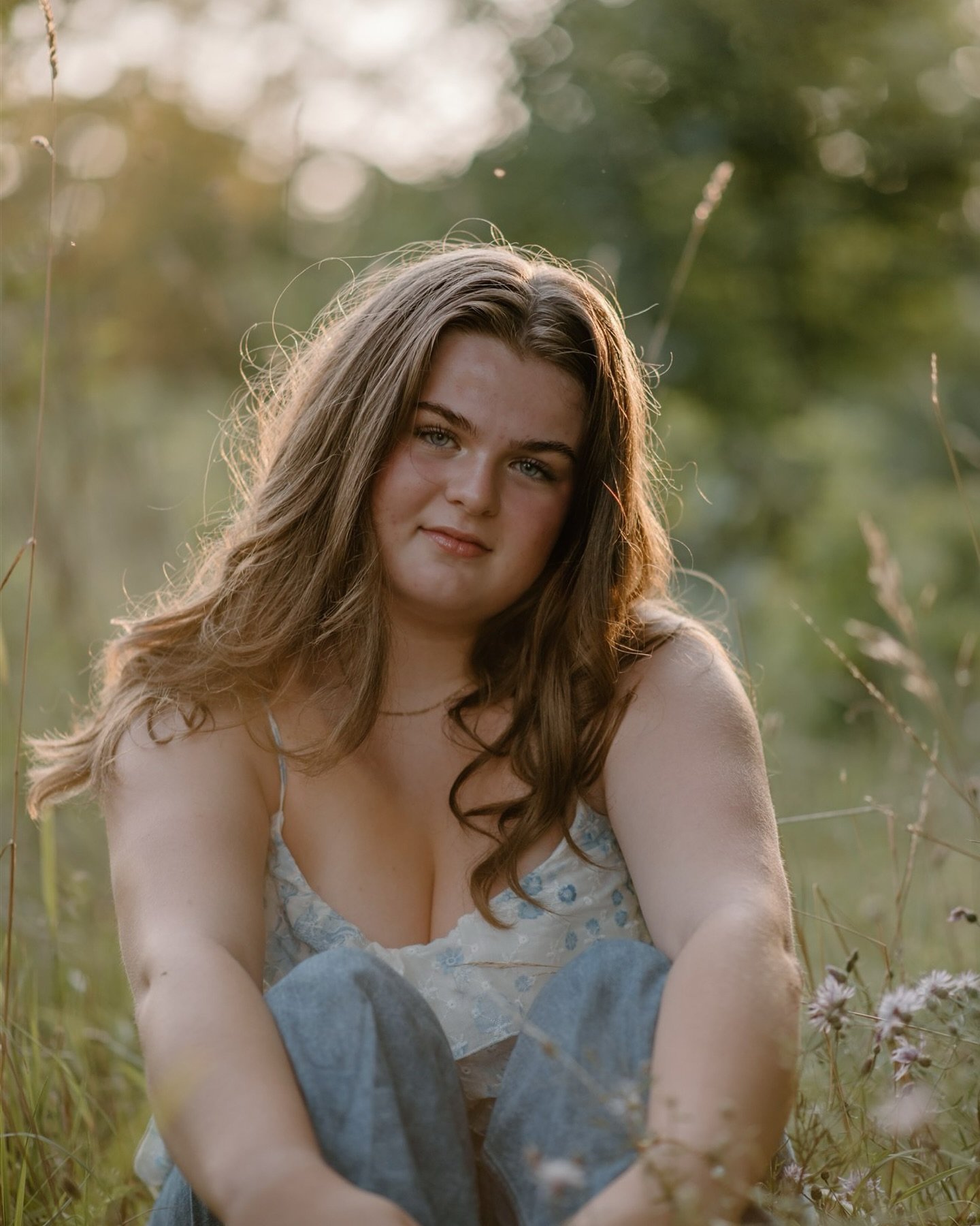 Norah 🤩 Have the best senior year!! 🫶🏼
&bull;
#photography #photoshoot #photographer #grandrapids  #michigan #capandgown #camera #lightroom #puremichigan #seniorpictures #classof2025  #michiganstateuniversity #michiganstatespartans #caledonia #mid