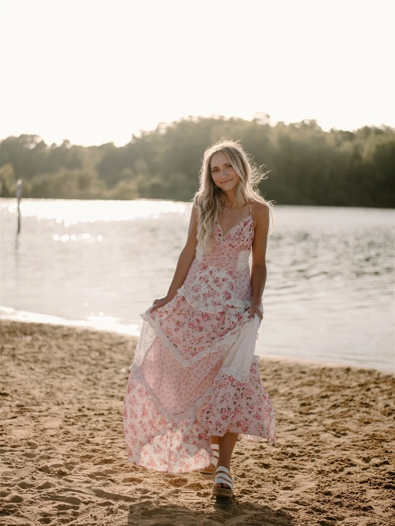 Golden hour with Elli 🌞🎀
&bull;
#photography #photoshoot #photographer #grandrapids  #michigan #capandgown #camera #lightroom #puremichigan #seniorpictures #classof2025  #horses #equinephotography #caledonia #middleville #holland #equine #horse #ho
