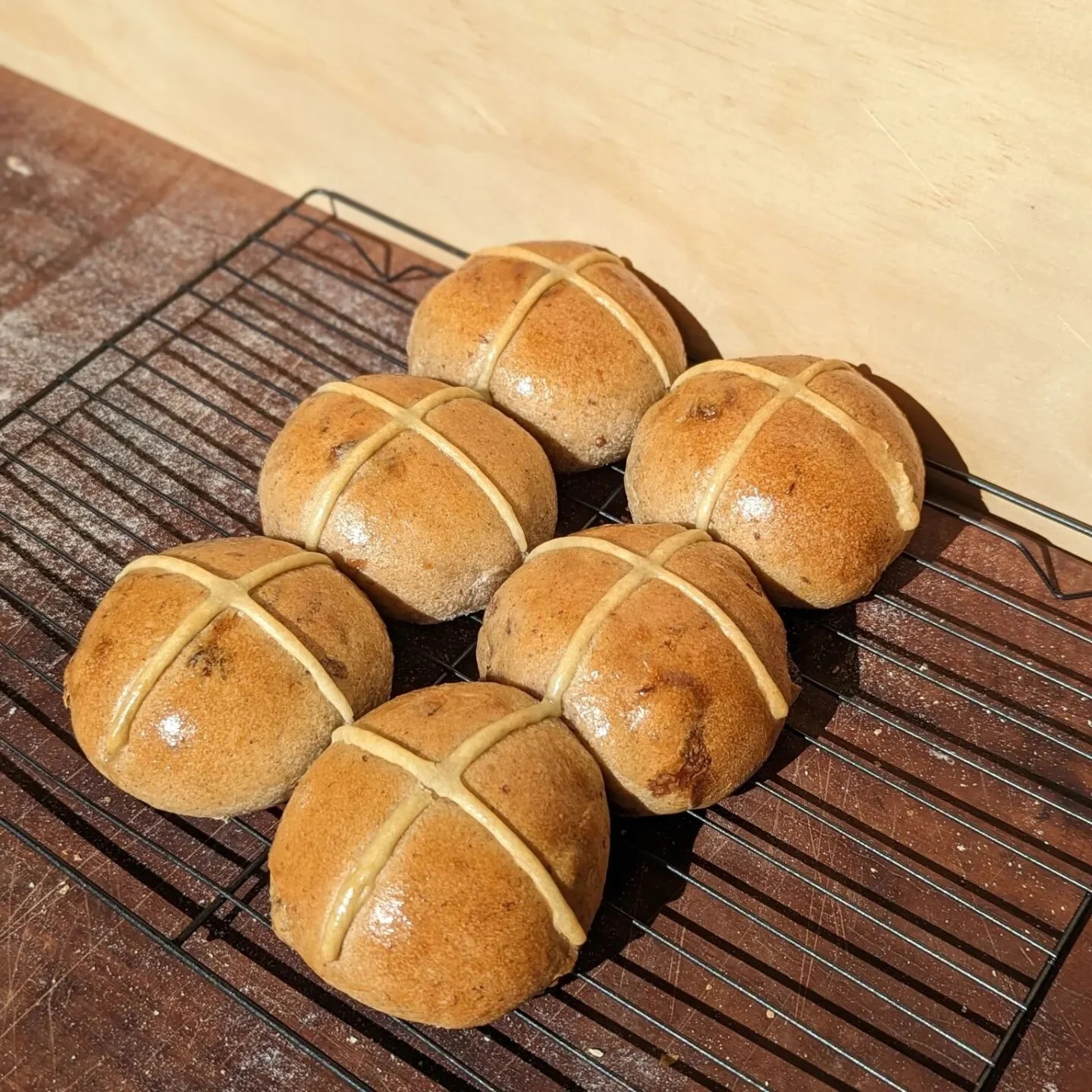 Friday bake scenes 😍😍

Really feeling the Easter vibes - HCB and cooler mornings have me excited 👏 definitely my fav time of the year ✨

#sourdoughhotcrossbuns #sourdough #sourdoughbaker #sourdoughbread #sourdoughbaking #sourdoughbakery #selftaugh