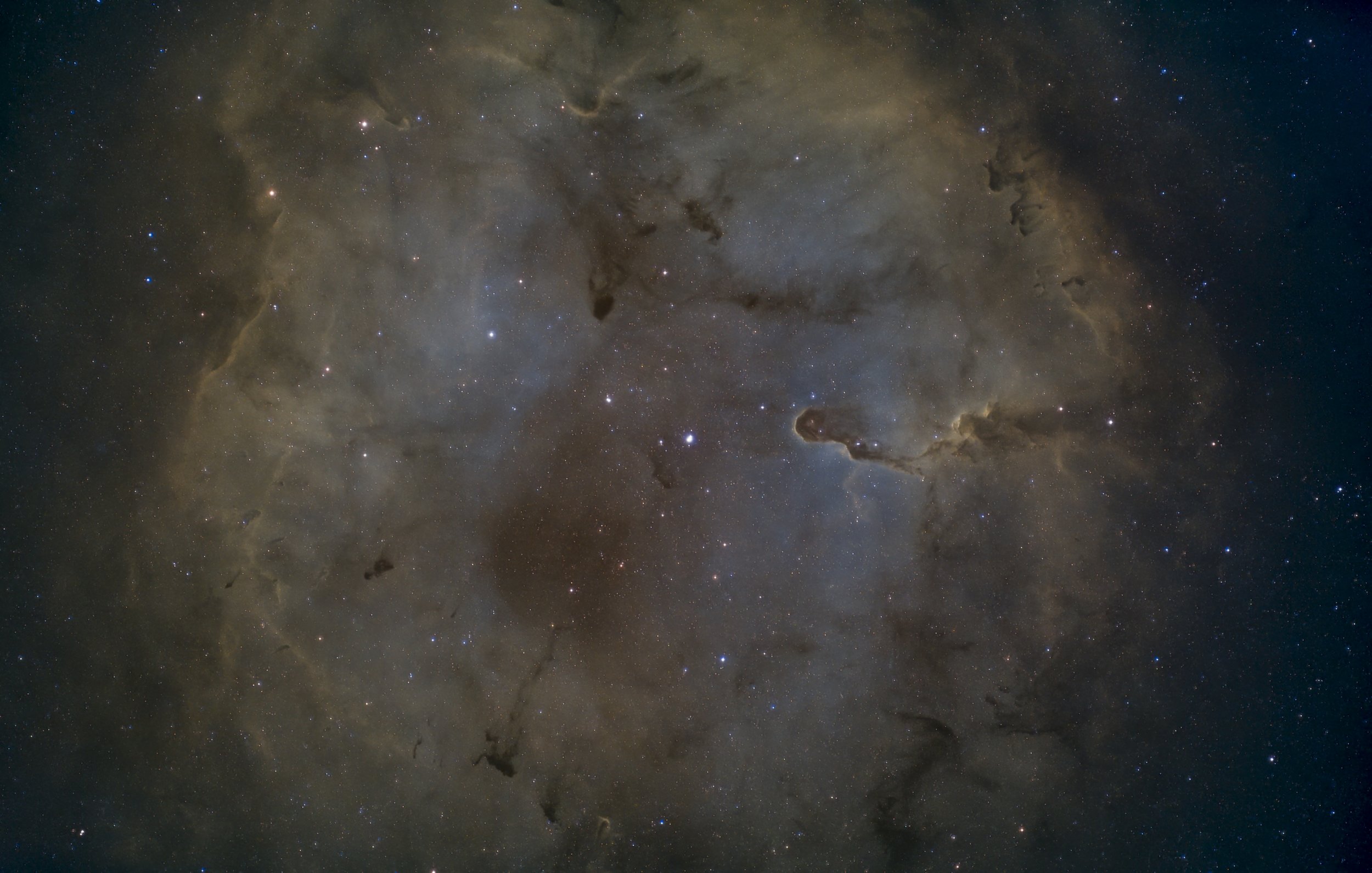 IC 1396 /
135mm; F 2.8; Crop Factor 7.7; 90x300s H-Apha; 45x300s Sulphur; 45x300s Oxygen(3.5nm/Bortle 7)