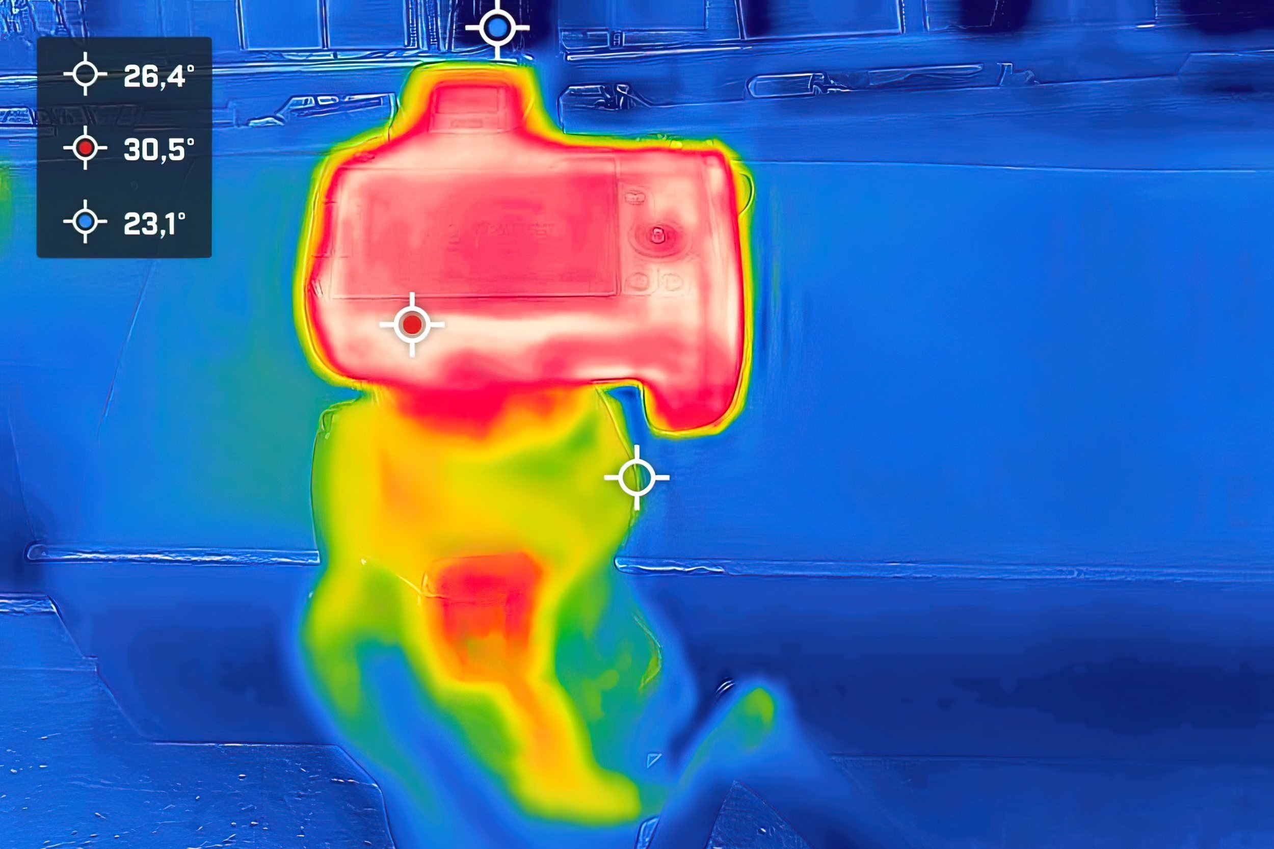 Mirrorless EOS R viewed in FLIR after an hour of work in 19°. Temperature is important. The cooler the sensor, the lower the noise.