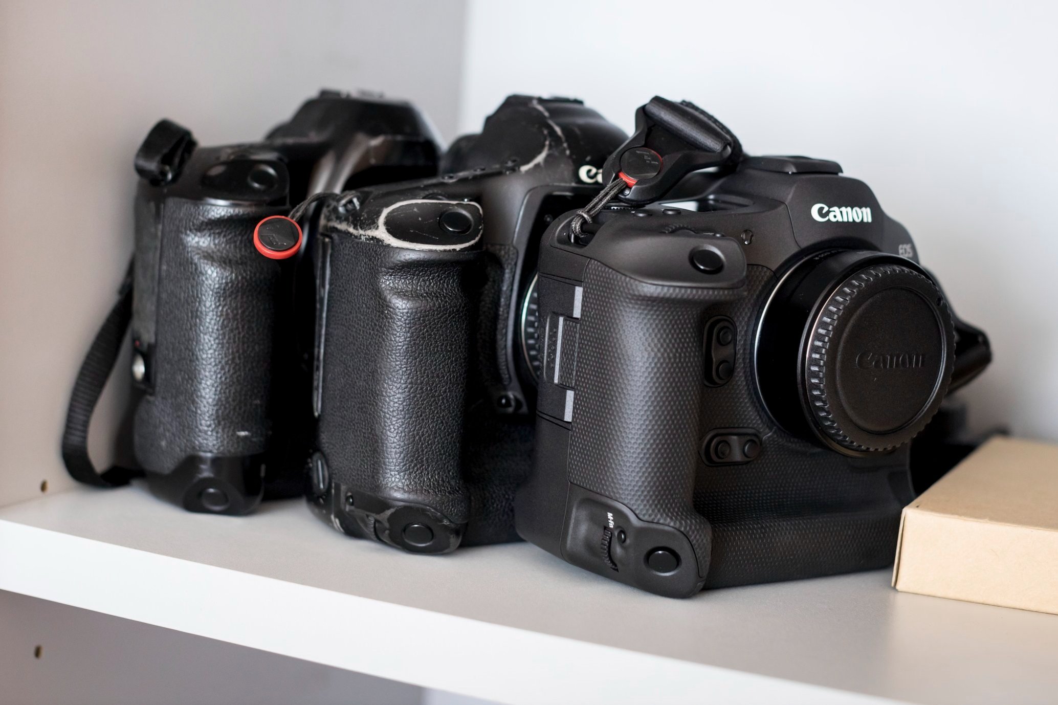From left to righ: EOS 1n, EOS 1Ds Mark III, EOS R3. For a third time since my interest in photography begun, all basics of it changed almost completely. I started on film. Then digital arrived. Now I work with mirrorless system with no optical viewf