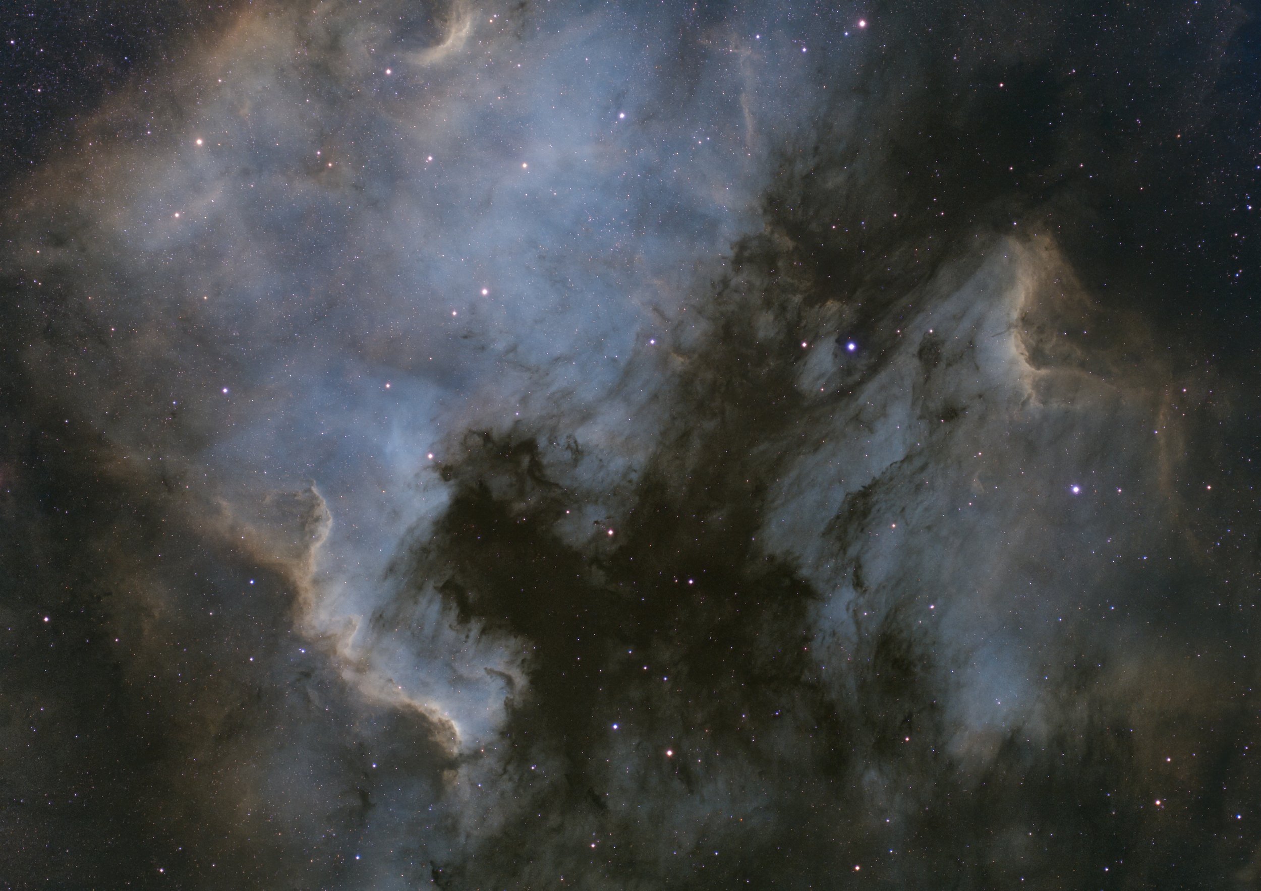 NGC 7000 /
135mm; F 2.8; Crop Factor 7.7; 14x300s H-Apha; 14x300s Sulphur; 14x300s Oxygen(3.5nm/Bortle 7)