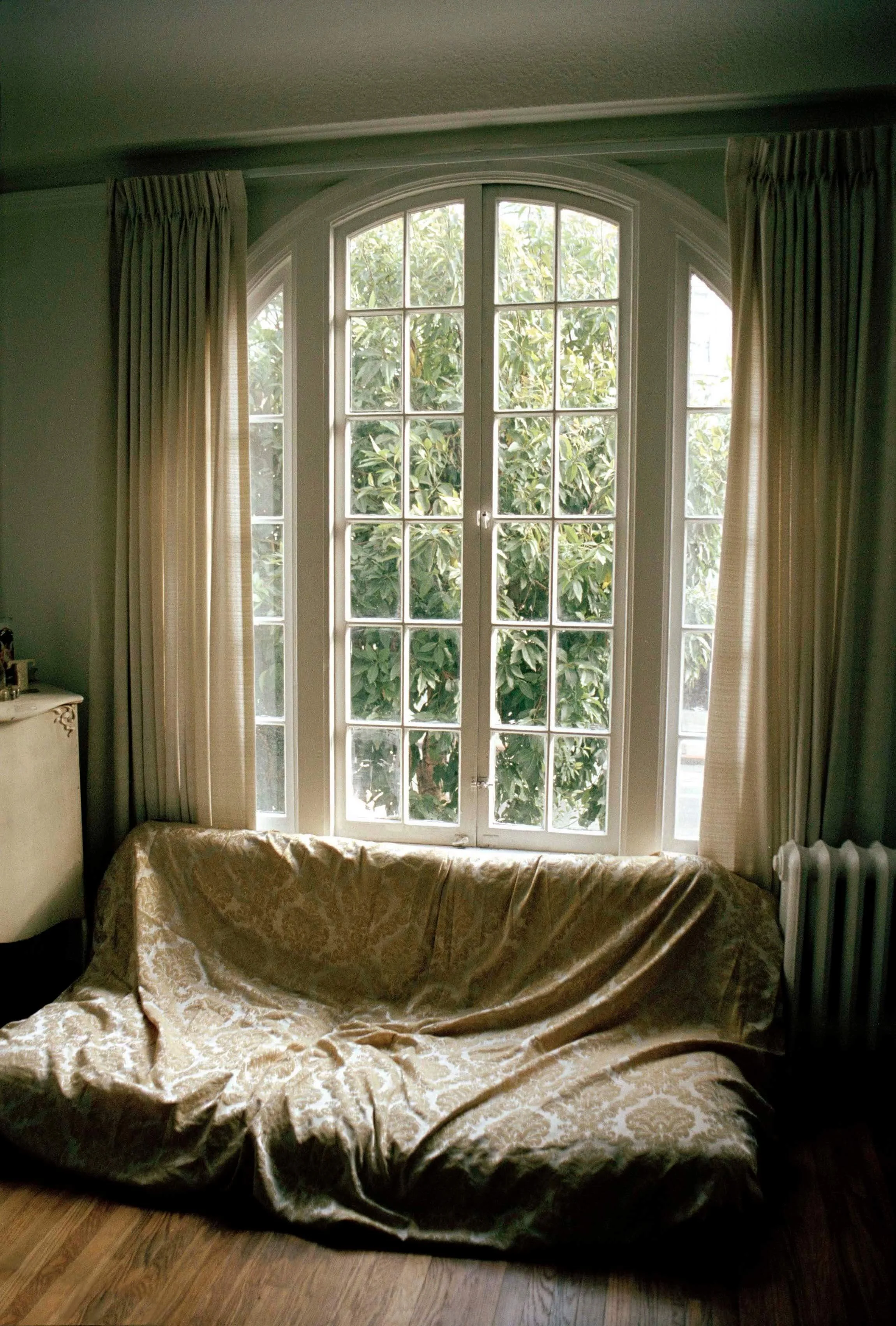 room-waiting-arched-window-sheet