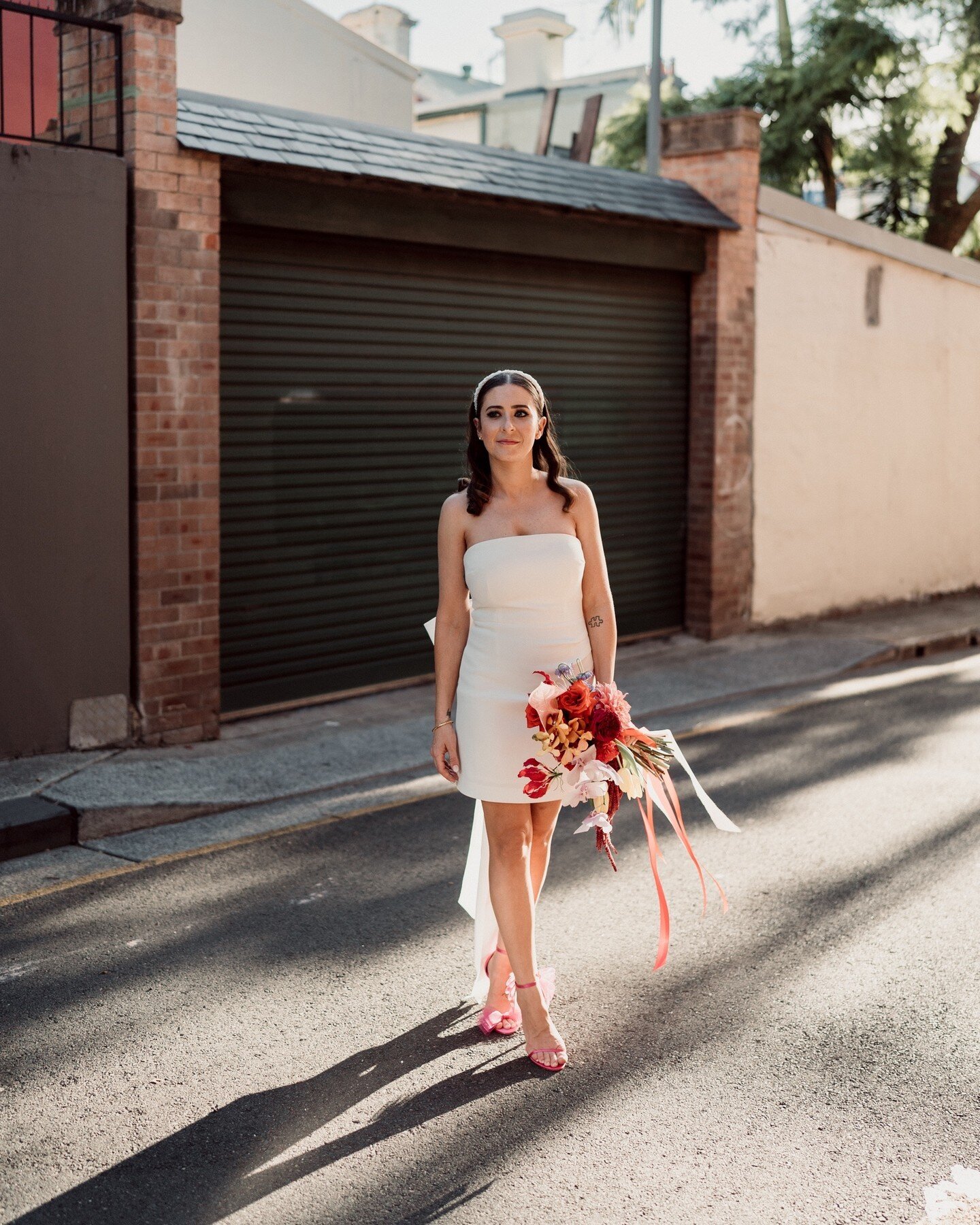 Laneways are a great hiding spot when you don't want to be seen by the last few stragglers to the ceremony 🥷🏼

Dani on her way to get hitched at @threewilliamscafe