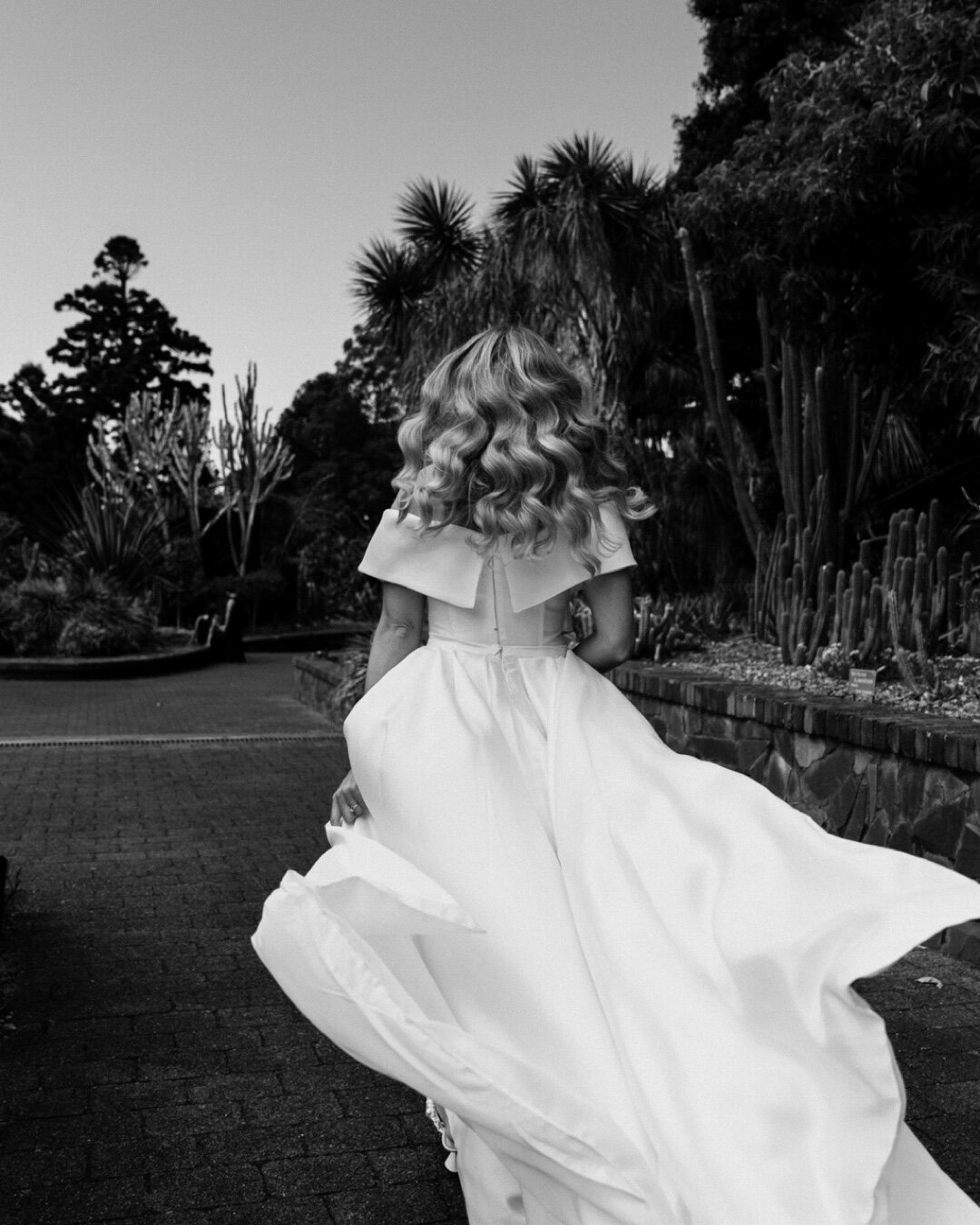 I love the sneaky candids my amazing partner and second photographer @cm.mclachlan snaps throughout the day, like Jess and her incredible dress! 💃🏼