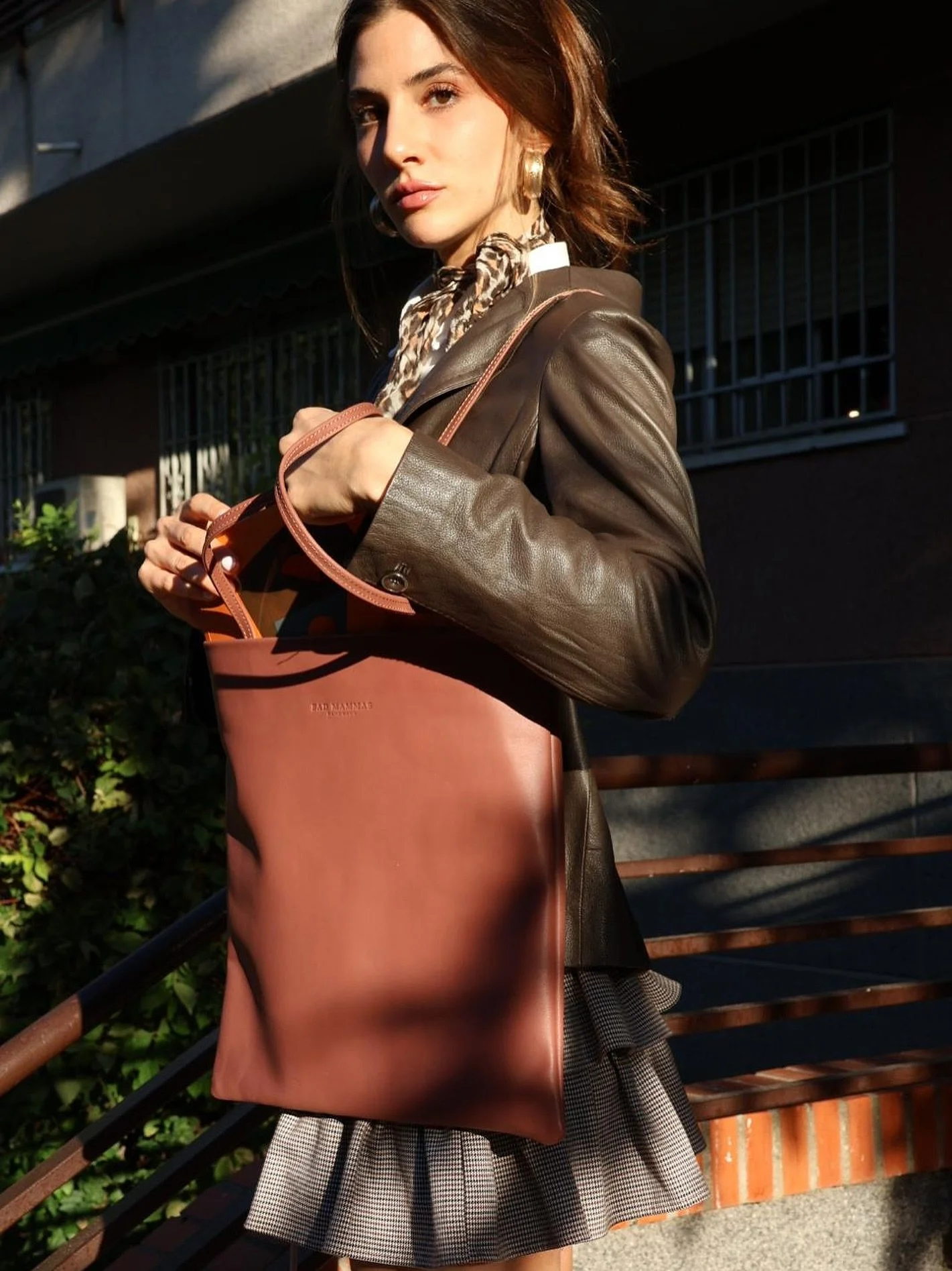 ¿Lo notas?
La piel, el hilo, el tiempo… todo está en marcha.
Nuestra colección más íntima está a punto de salir del horno.
Hecha a fuego lento, como lo que realmente importa.
👜 Lunes 29.09
Pocas unid