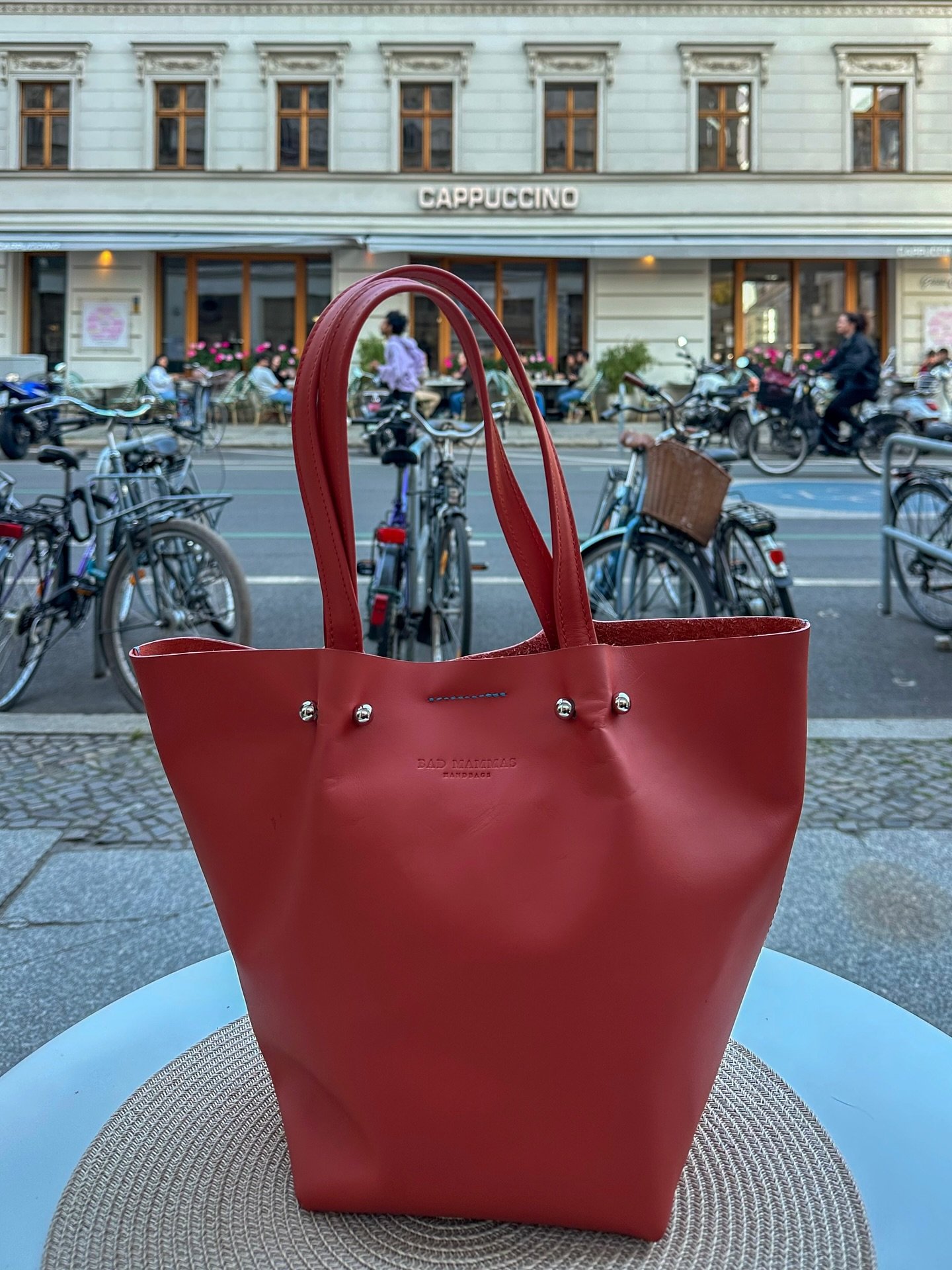 Un paseo en Berl&iacute;n 🌞
Este bolso @badmammashandbags es exclusivo. Pod&eacute;is preguntar por las pieles que tenemos y si nos dec&iacute;s qu&eacute; modelo del cat&aacute;logo quer&eacute;is podemos adaptar el color y la piel si abon&aacute;i