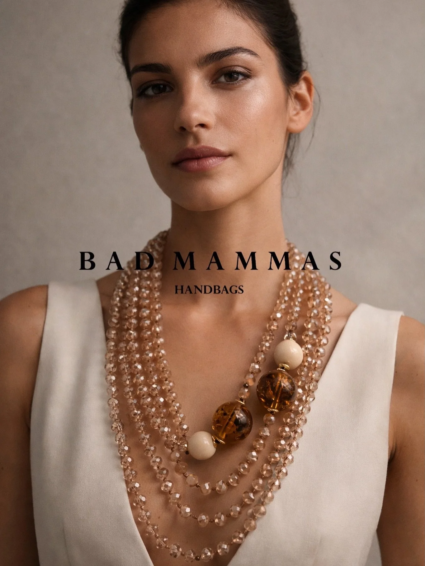 No es UN collar.
Es EL collar.

Cristales en tonos champ&aacute;n, marfil y miel: SOLD OUT ✨

Ll&eacute;valo a vueltas o en versi&oacute;n maxi XXXL.
Las piezas &uacute;nicas no esperan. 🤍