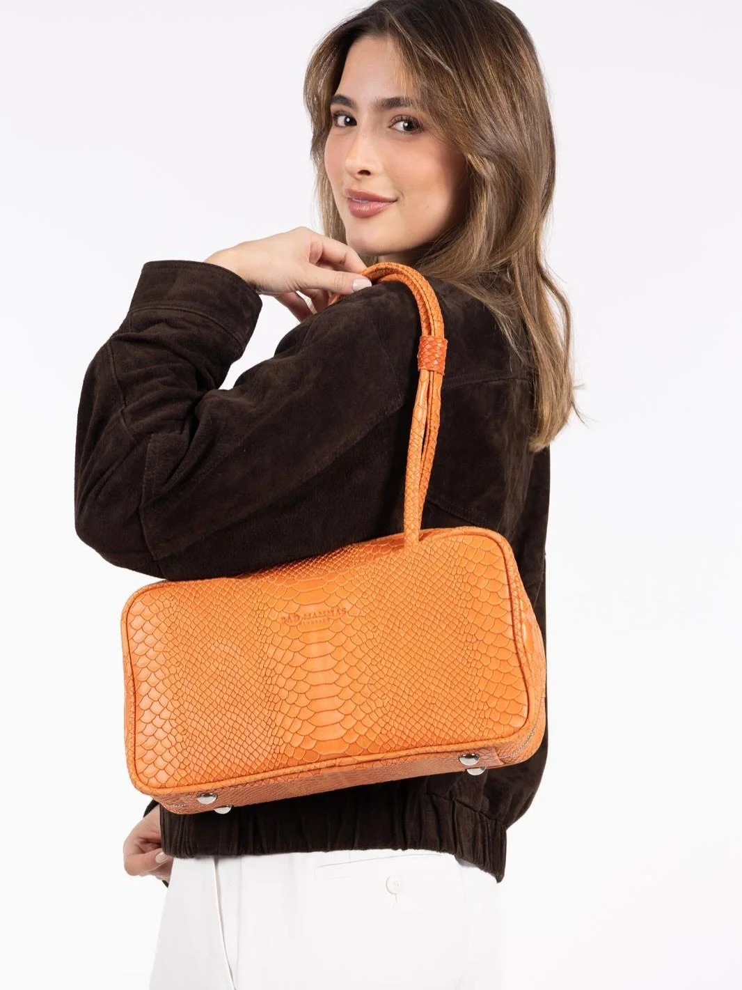 Se llama Zoe.

Un bolso que no necesita presentaci&oacute;n.
Piel, car&aacute;cter y ese algo que hace que todo el look cambie.

Hecho a mano.
En pocas unidades.

HOY A LAS 13:00 
estar&aacute; disponible en badmammashandbags.com