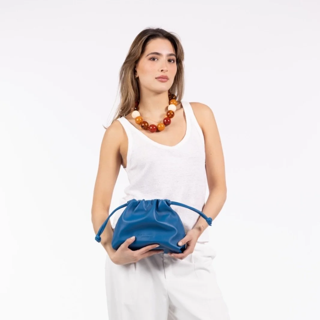 El color tambi&eacute;n tiene algo que decir sobre ti.

Elegir el tono adecuado puede iluminar tu rostro, resaltar tu mirada y transformar un look por completo.

✨ Tonos c&aacute;lidos
Favorecen especialmente a pieles doradas o bronceadas y combinan 