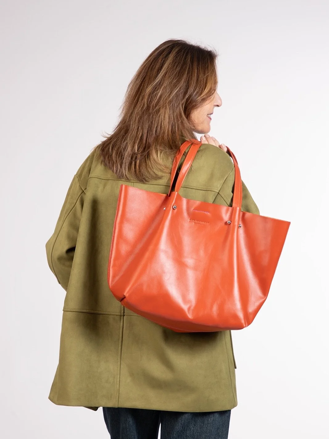 Hay bolsos que acompa&ntilde;an.
Y luego est&aacute;n los que definen tu estilo.

Cada dise&ntilde;o de Bad Mammas nace en nuestro taller de Madrid, donde trabajamos piel natural de origen espa&ntilde;ol para crear piezas &uacute;nicas, pensadas para
