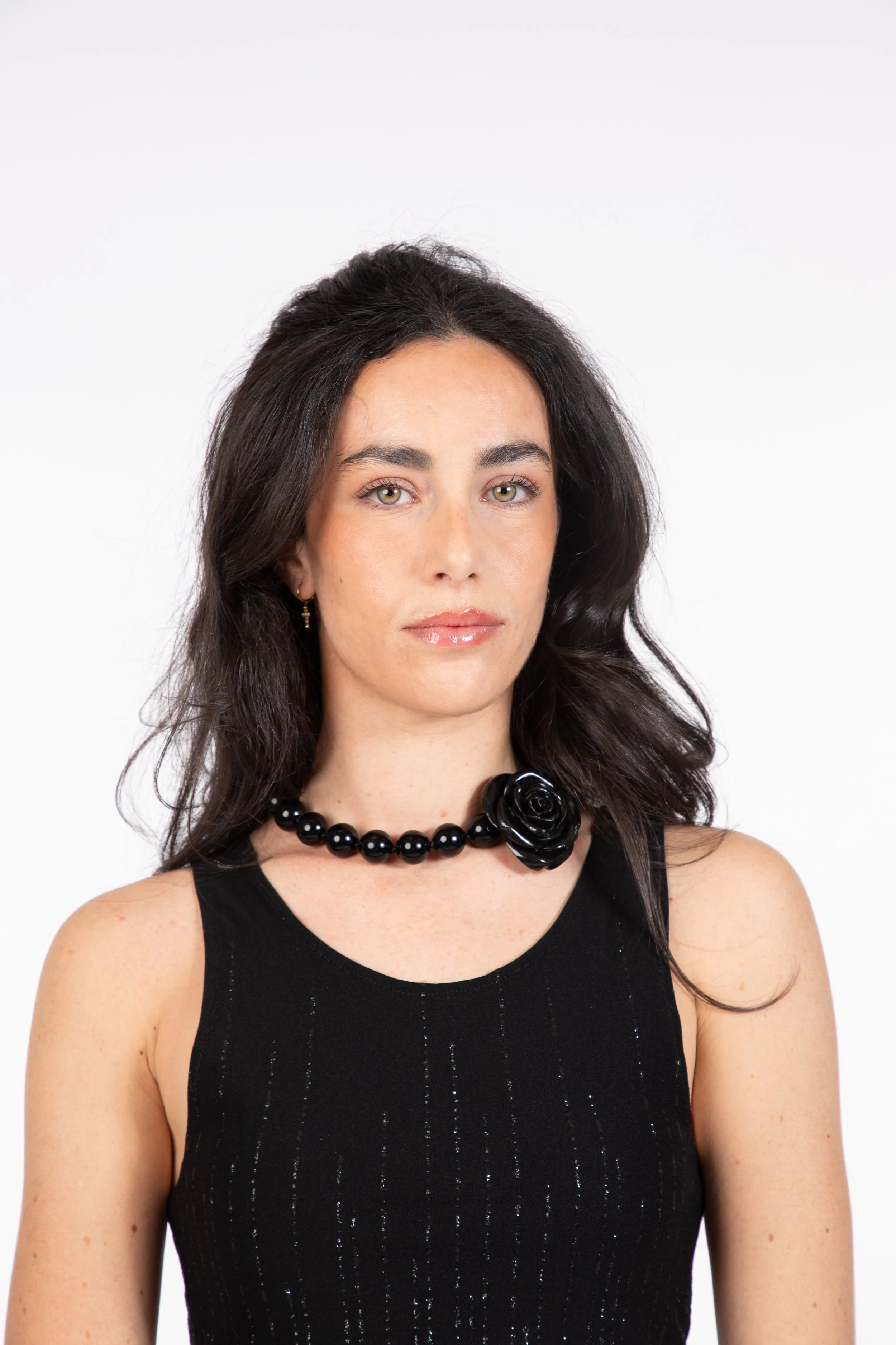 Colla Camelia grande de color negro